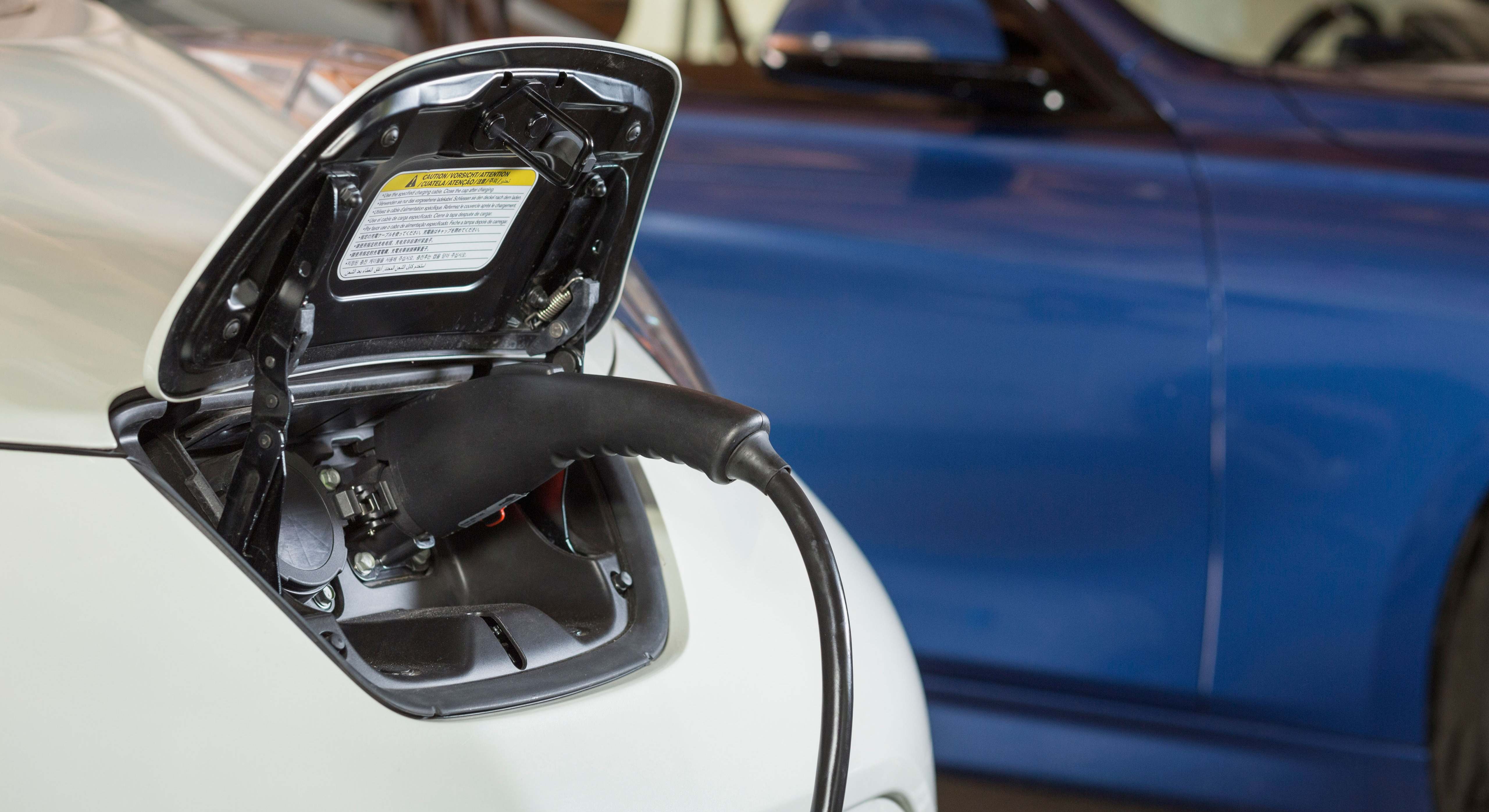 Coche eléctrico cargándose en un concesionario