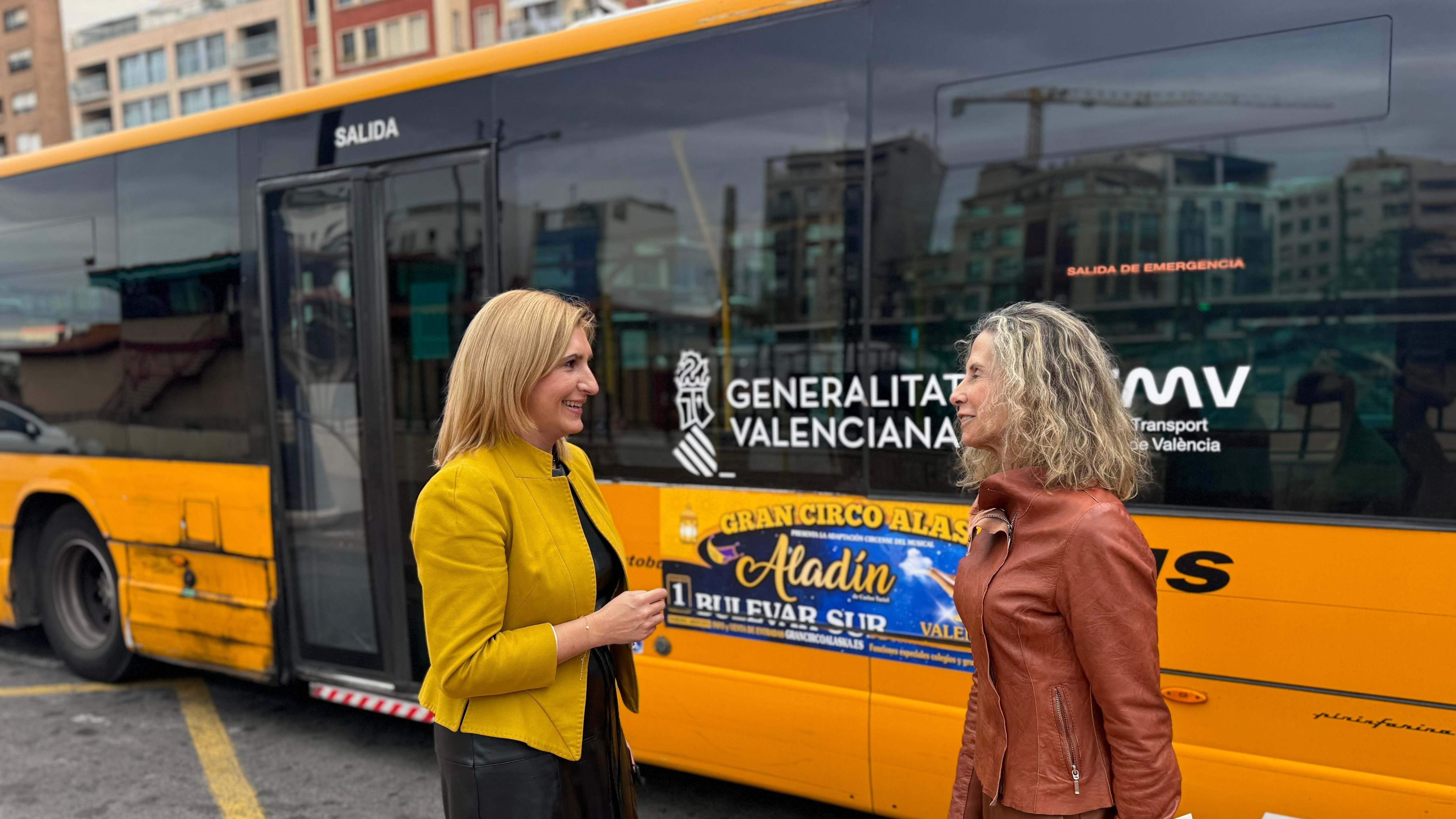 La consellera de Medio Ambiente, Salomé Pradas, con un autobús metropolitano.