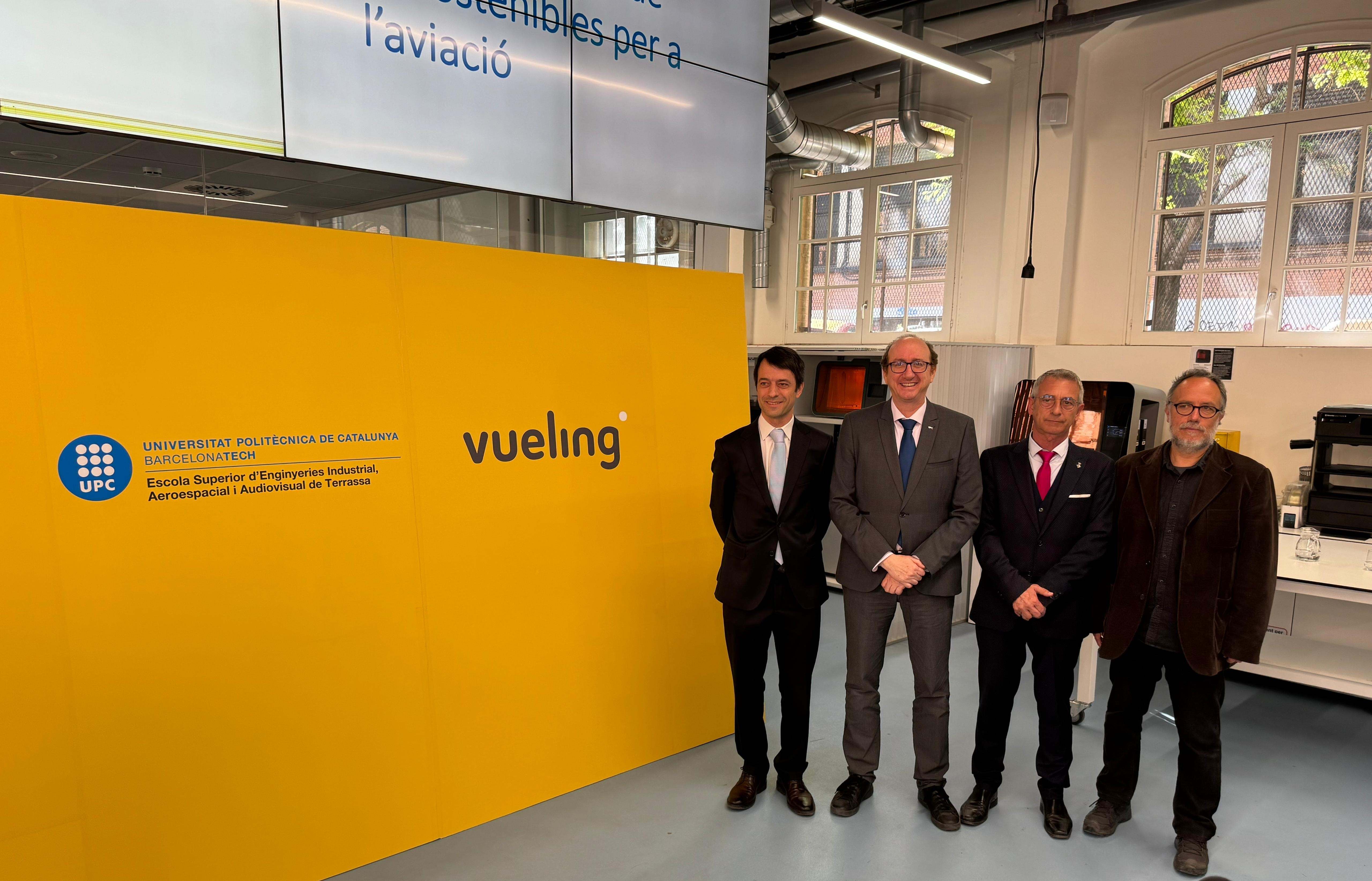 De izquierda a derecha: el director de sostenibilidad de Vueling, Franc Sanmartí; el director de la UPC, Jordi Voltas; el teniente de alcalde de Terrassa, Joan Salvador, y el investigador Manel Soria. EE