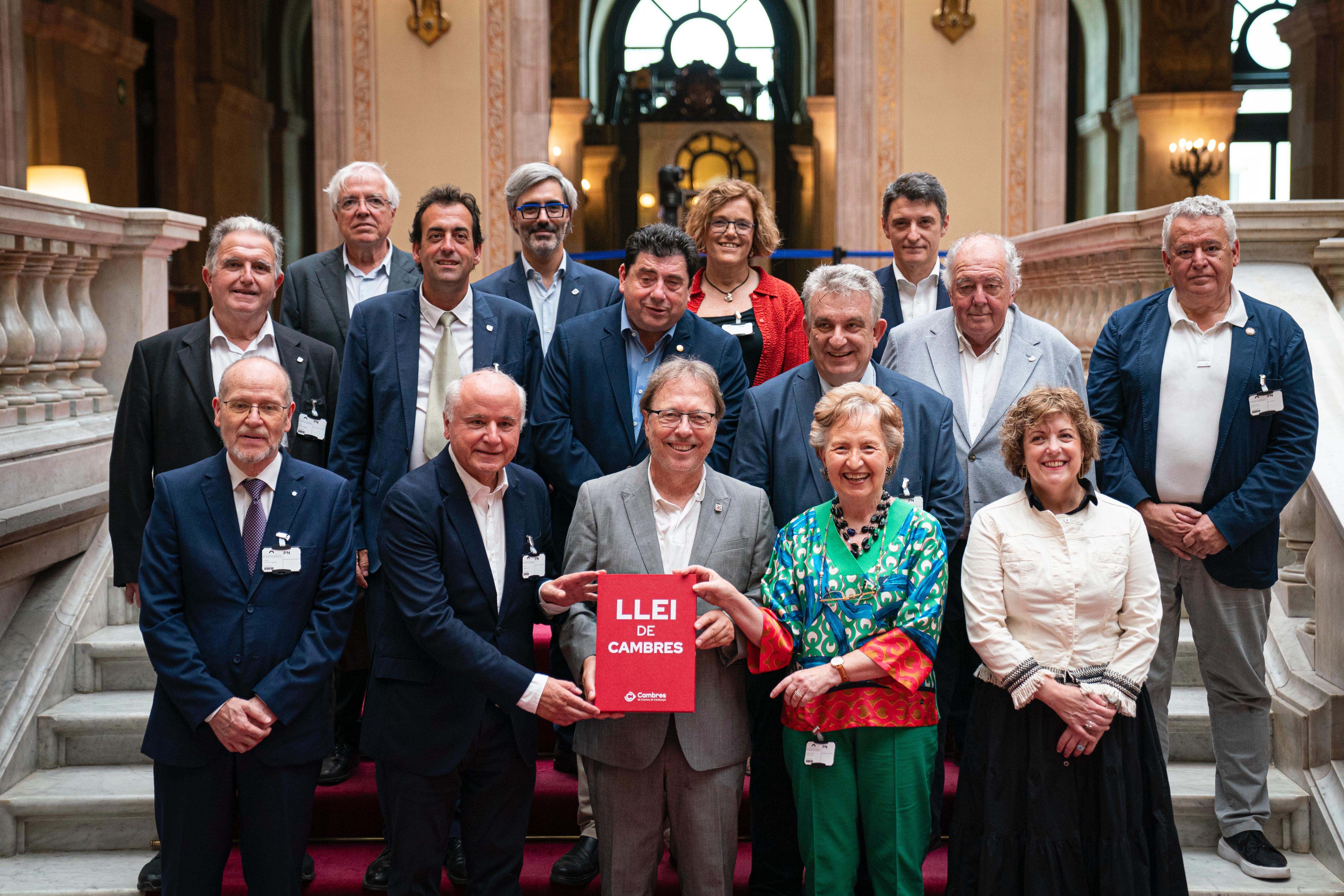 Representantes de las cámaras de comercio catalanas en el Parlament. EE
