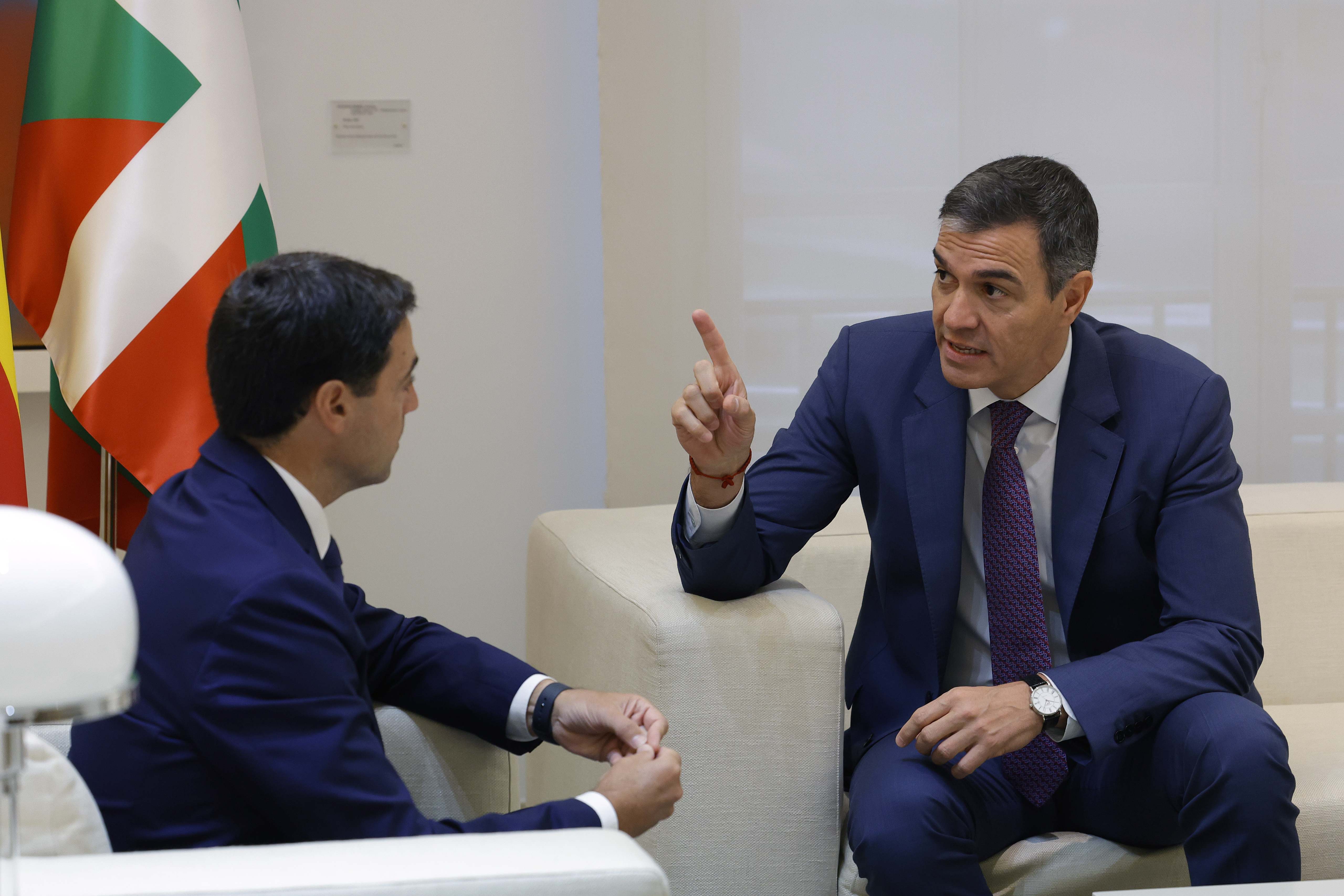 El jefe del Ejecutivo, Pedro Sánchez, recibe este viernes en la Moncloa al lehendakari, Imanol Pradales, en el marco de la ronda de contactos con todas las autonomías anunciada tras pactar con ERC una 'financiación singular' para Cataluña., este viernes e