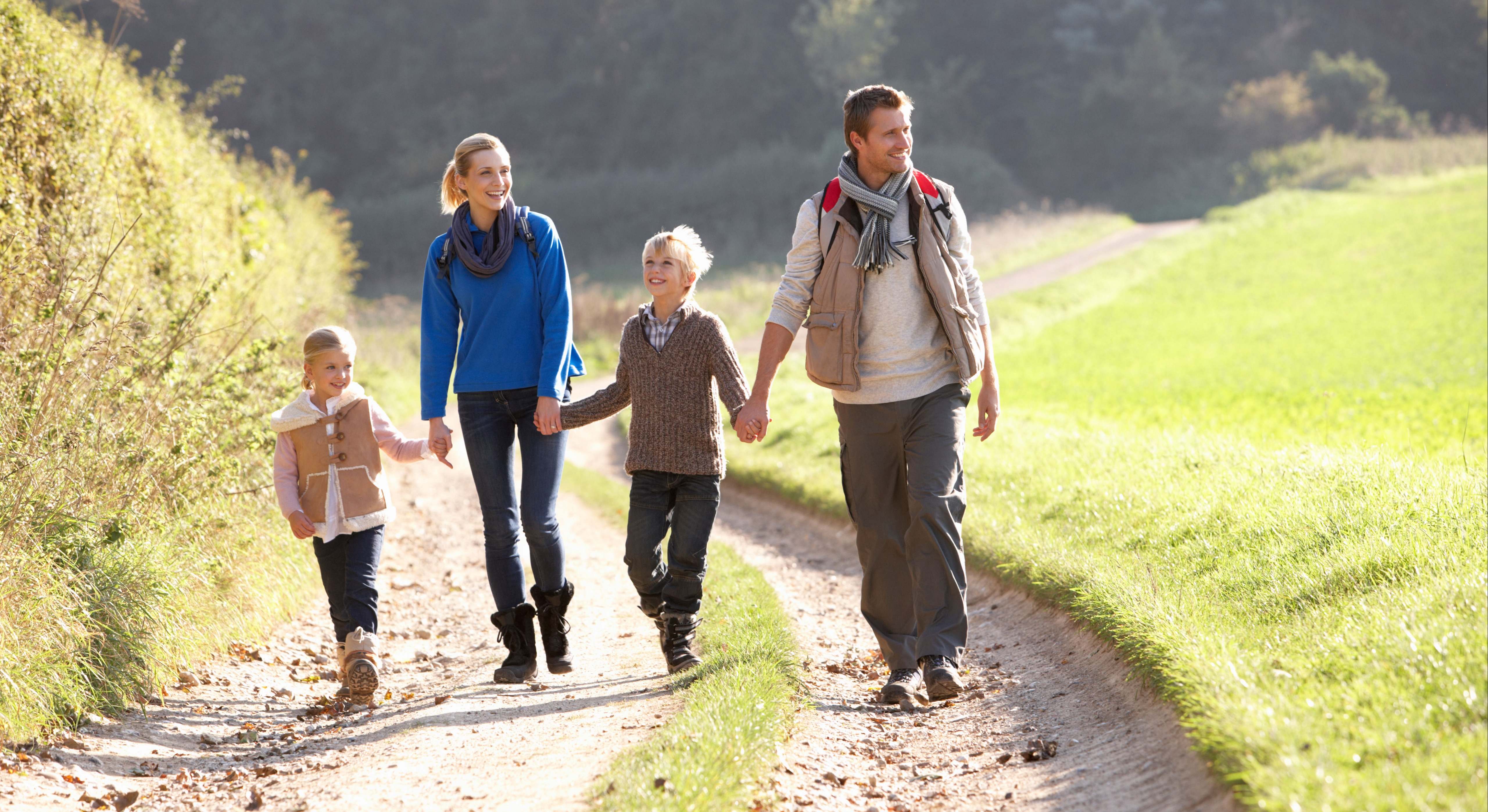 Familia con dos hijos dando un paseo