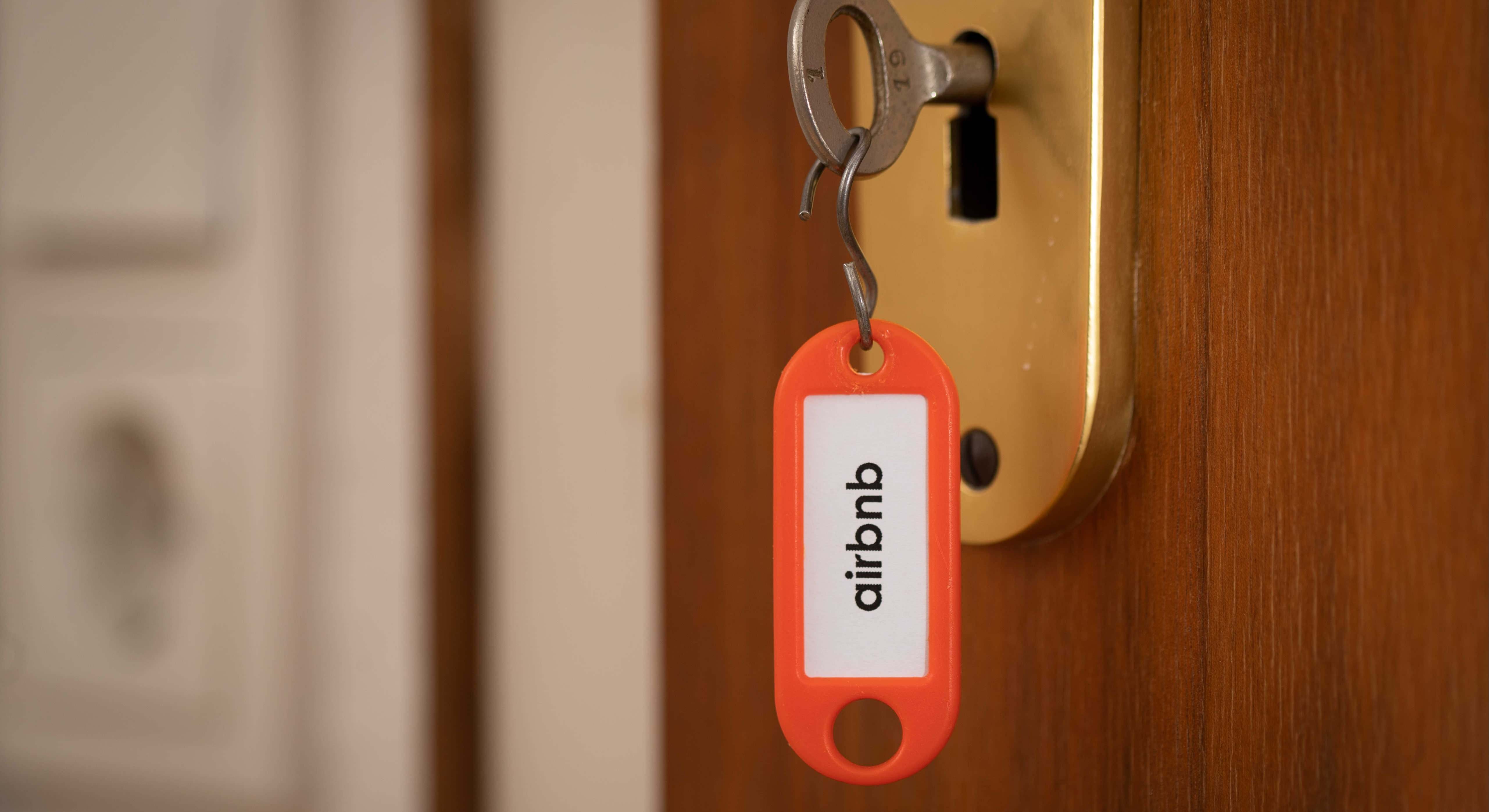 Una puerta y una llave con llavero de Airbnb
