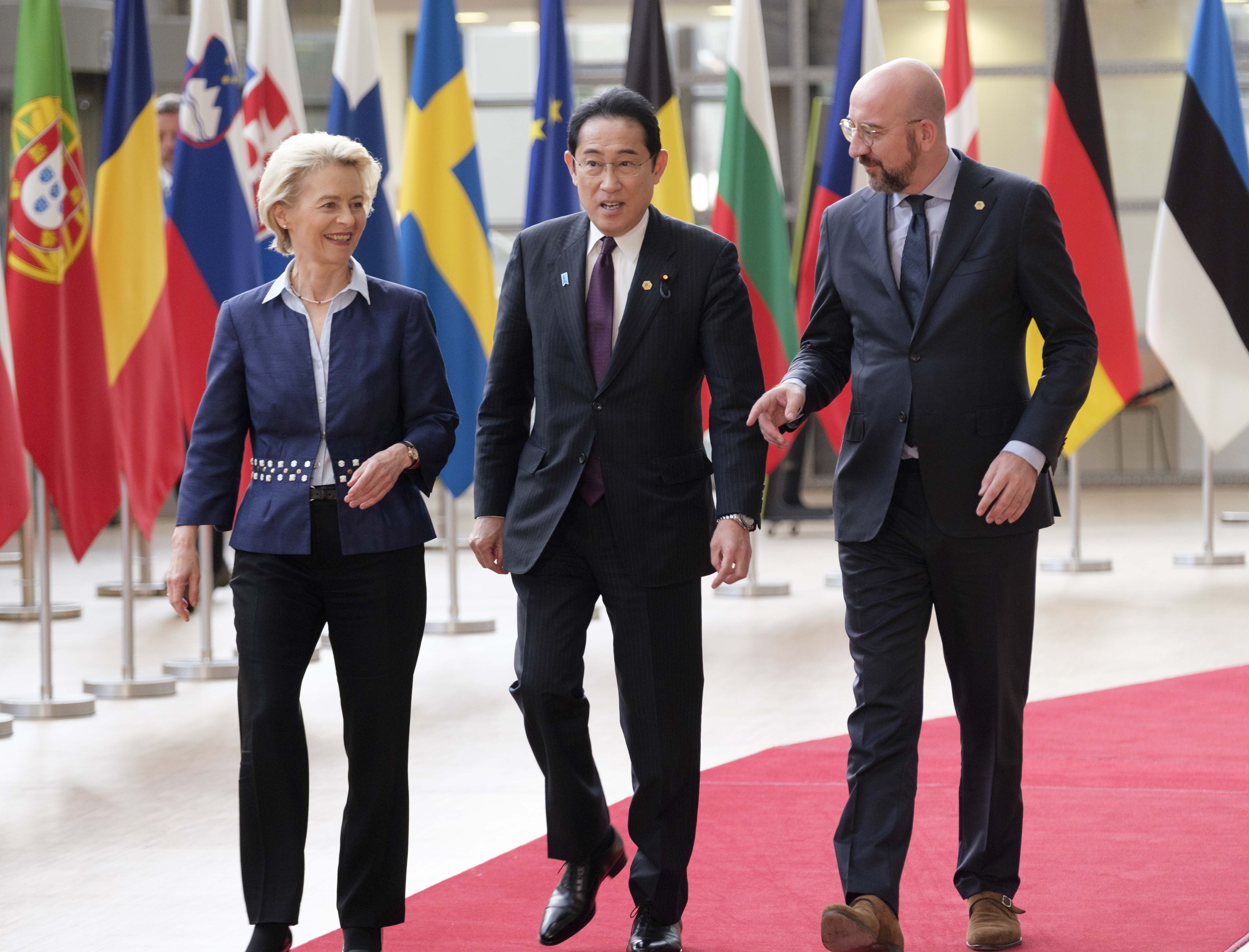 La presidenta de la Comisión Europea, Ursula von der Leyen (izq.), y el presidente del Consejo de la UE, Charles Michel (der.), reciben al primer ministro de Japón, Fumio Kishida (centro), antes de una cumbre bilateral en Europa, la sede del Consejo de la