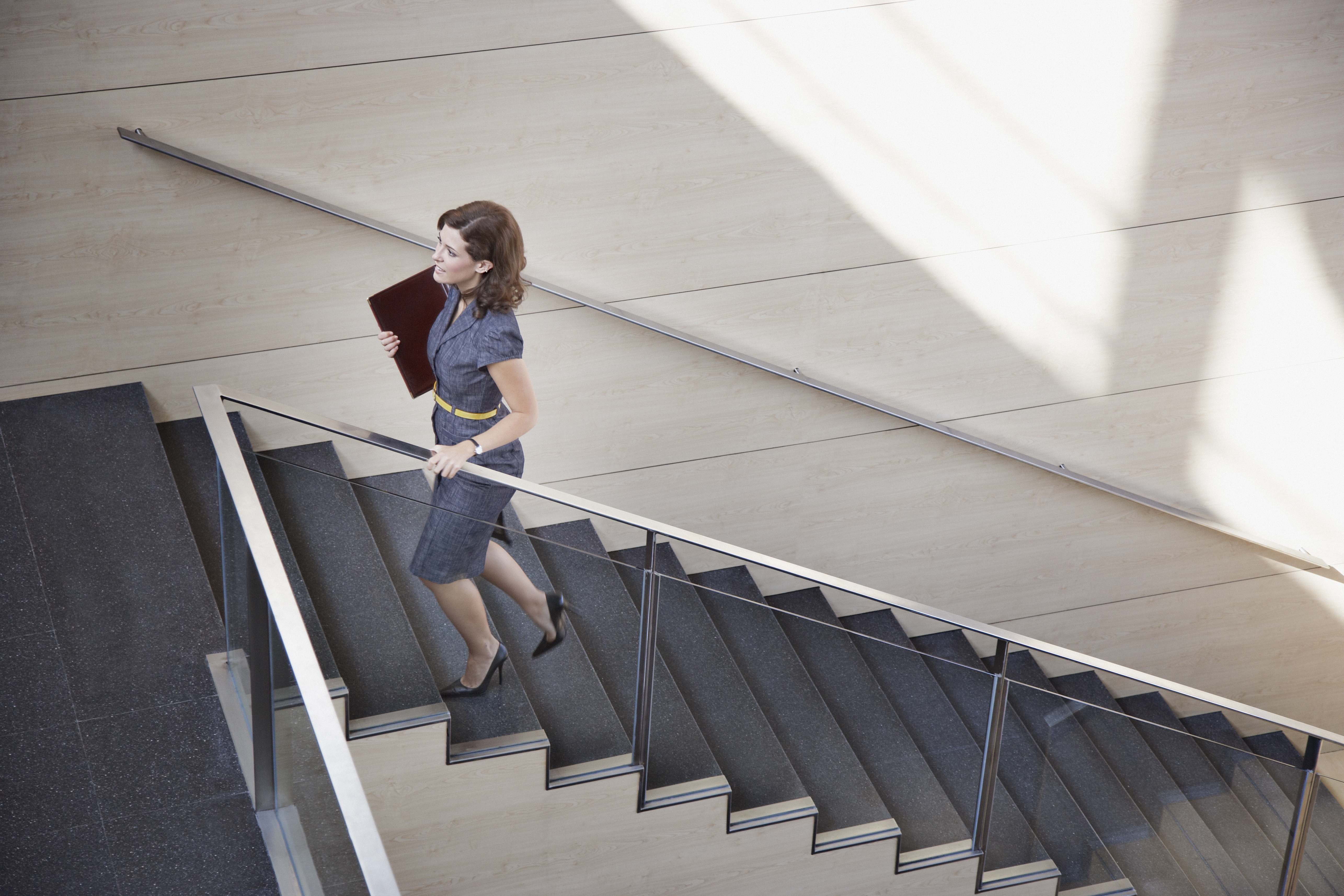 Mujer subiendo escaleras