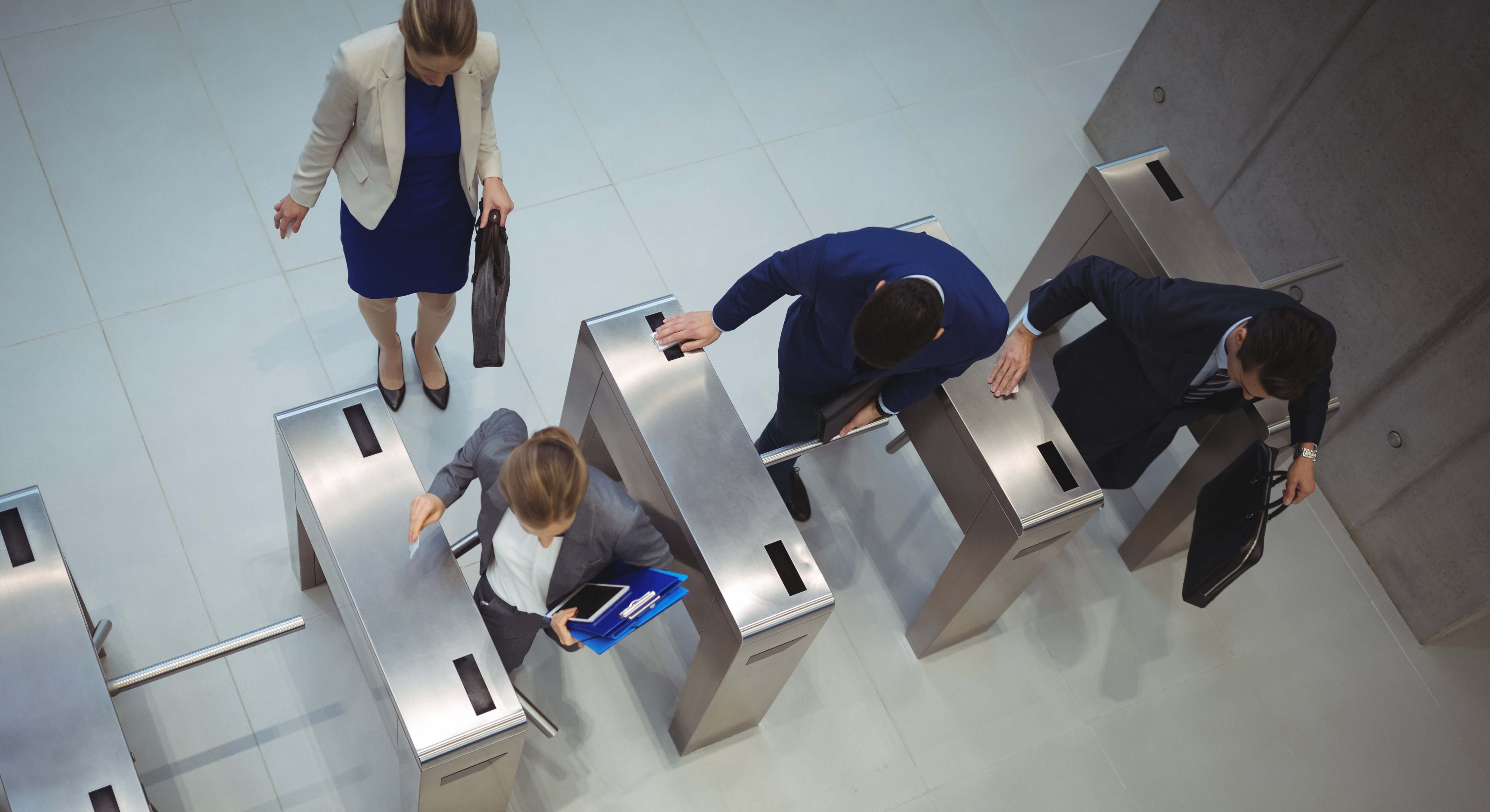 Entrada de trabajadores a una oficina