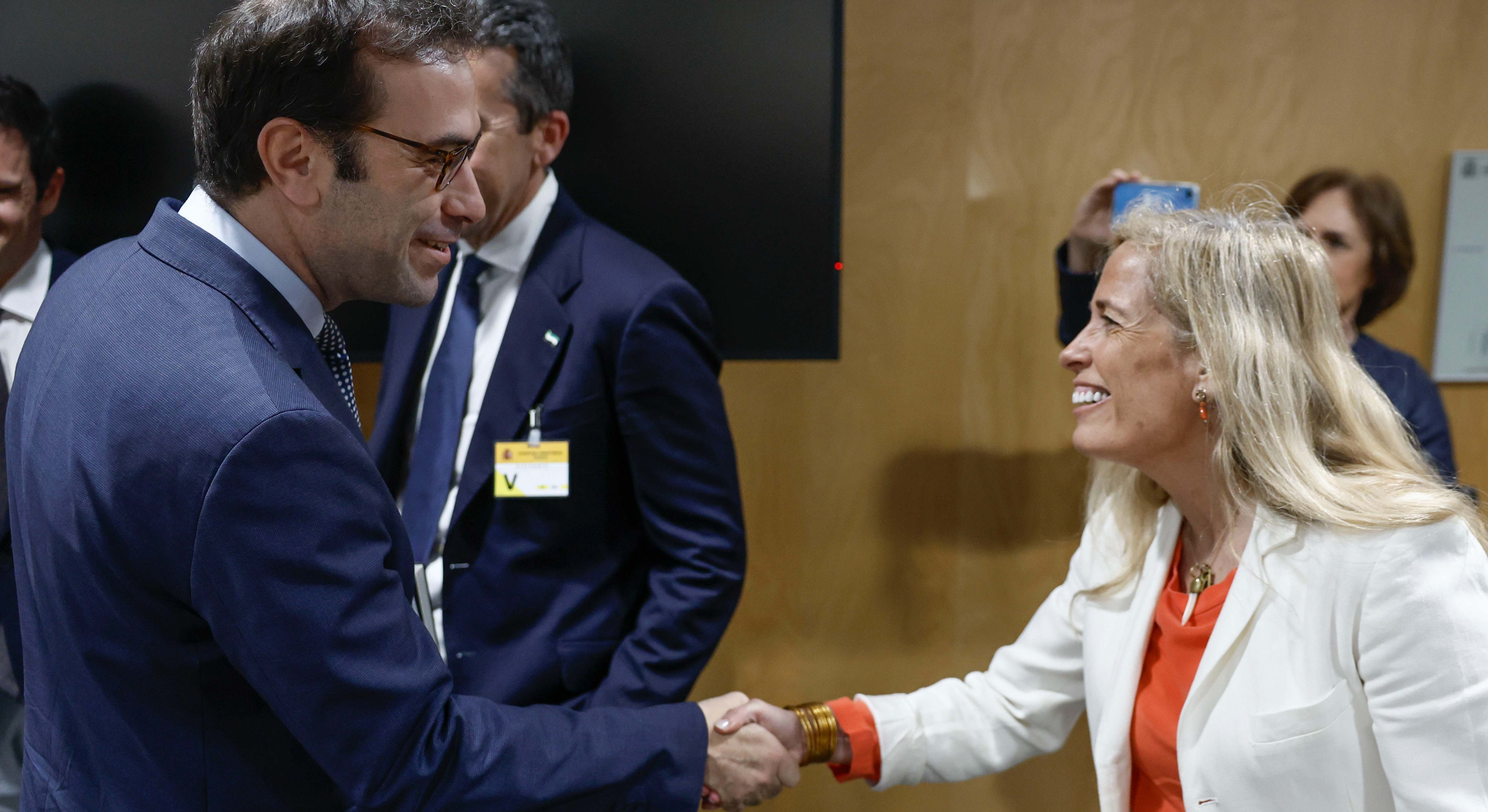 La consejera de Economía de la Comunidad de Madrid, Rocío Albert, saluda a Carlos Cuerpo durante el Consejo Interterritorial de Internacionalización