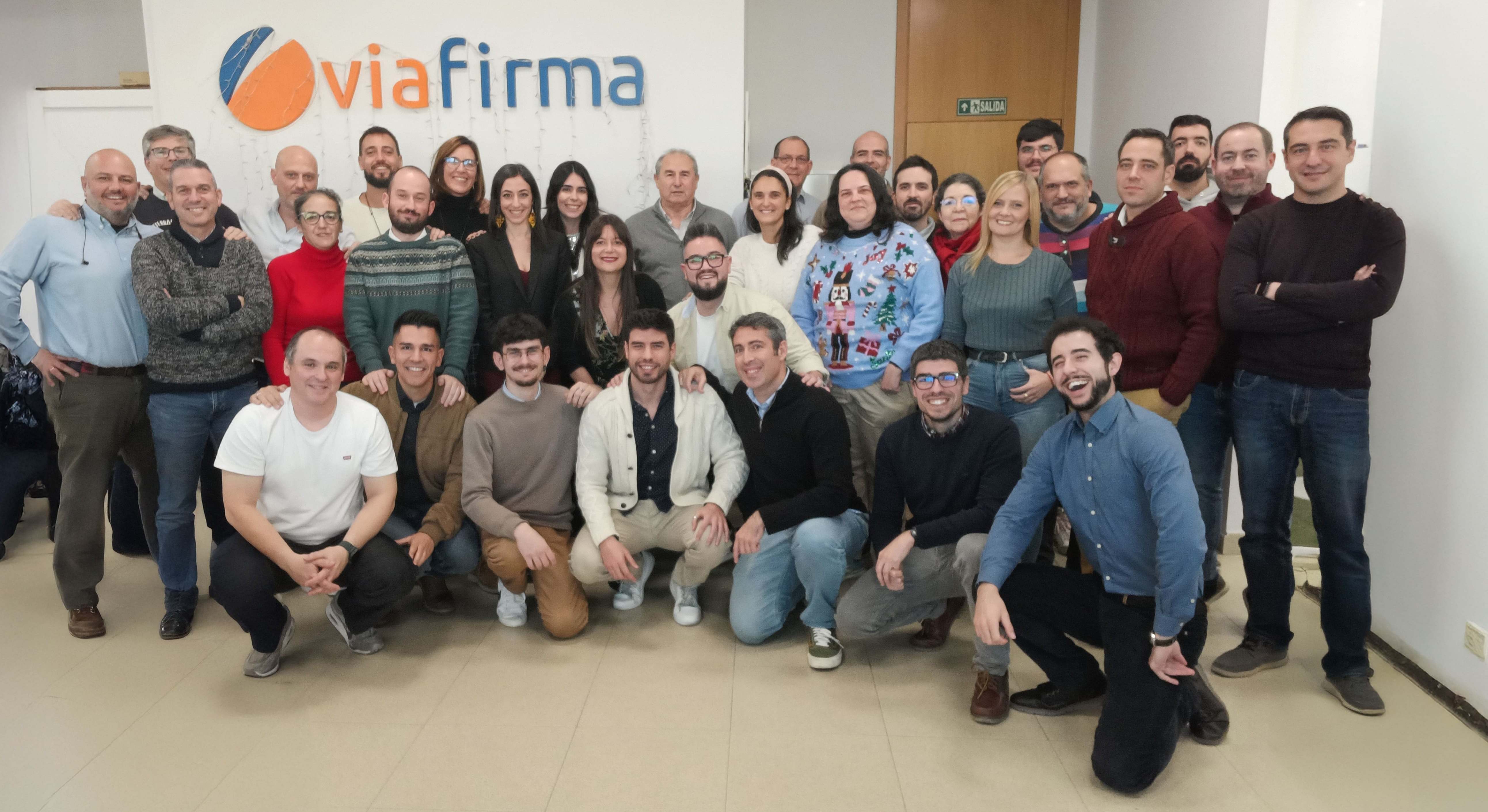 Parte de la plantilla de Viafirma en su sede de Tomares (Sevilla),