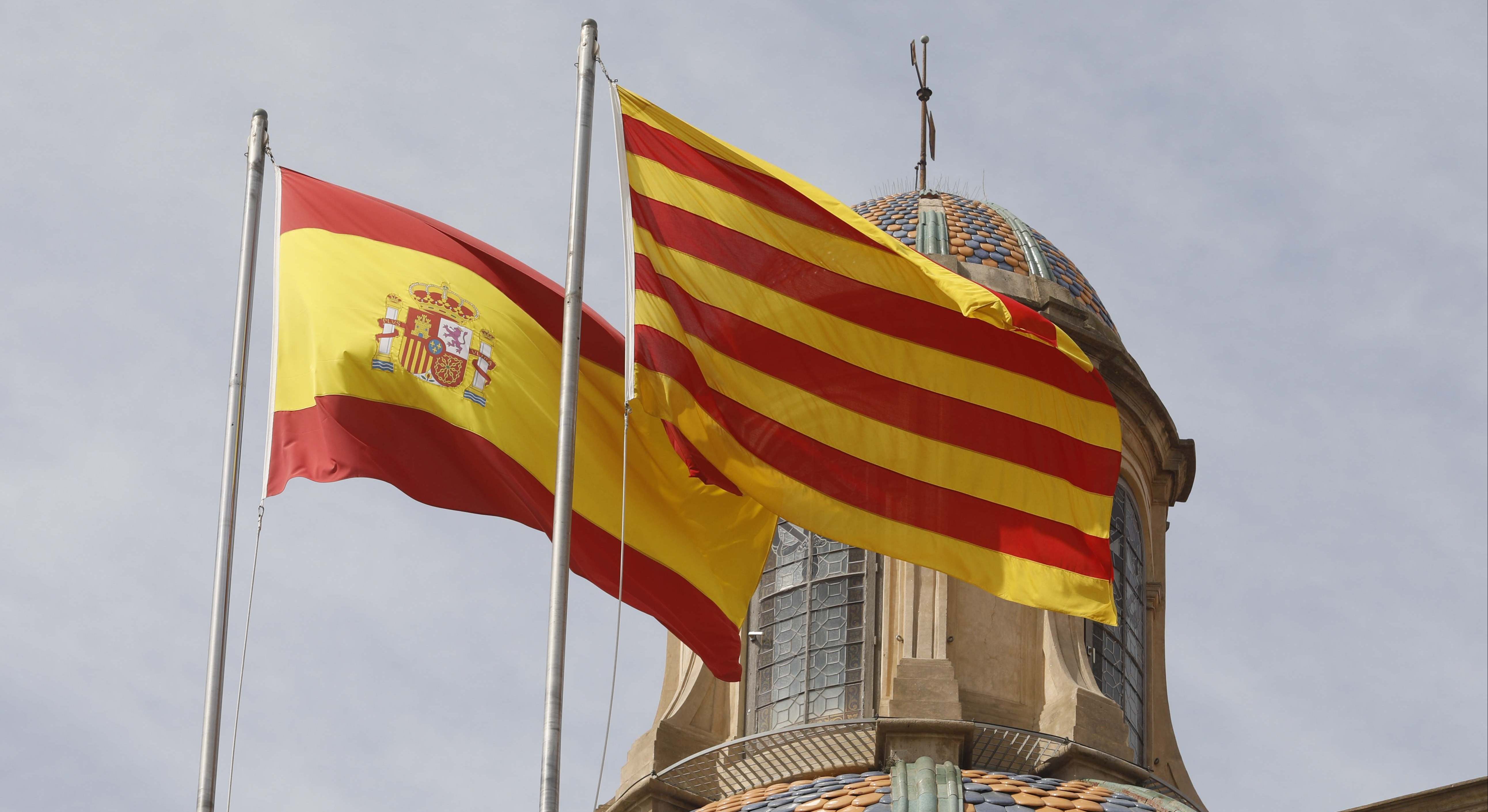 Banderas catalana y española. EE