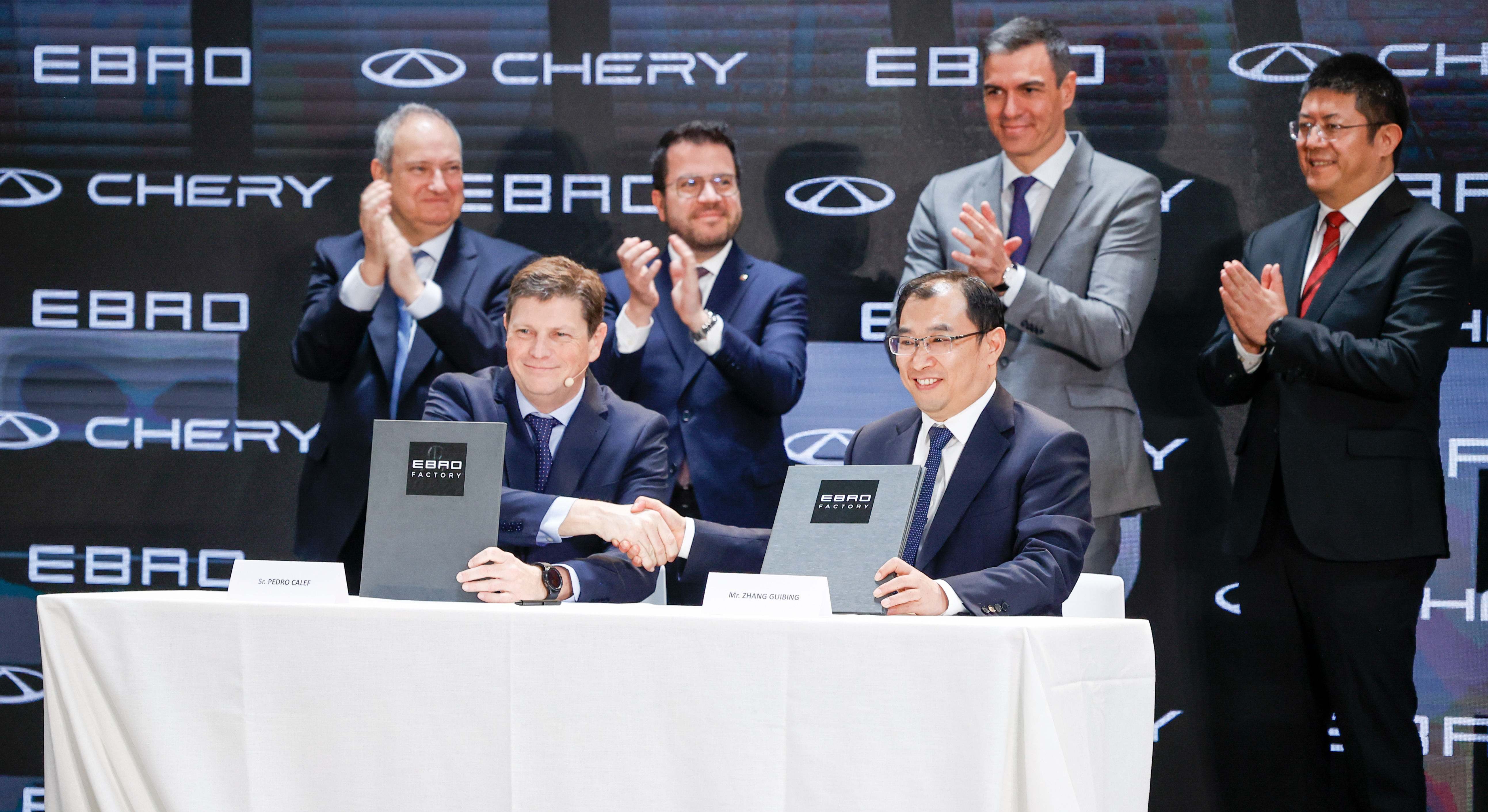 Pedro Calef, CEO de EV Motors, y Zhang Guibing, vicepresidente de Chery, firman el acuerdo. Kike Rincón