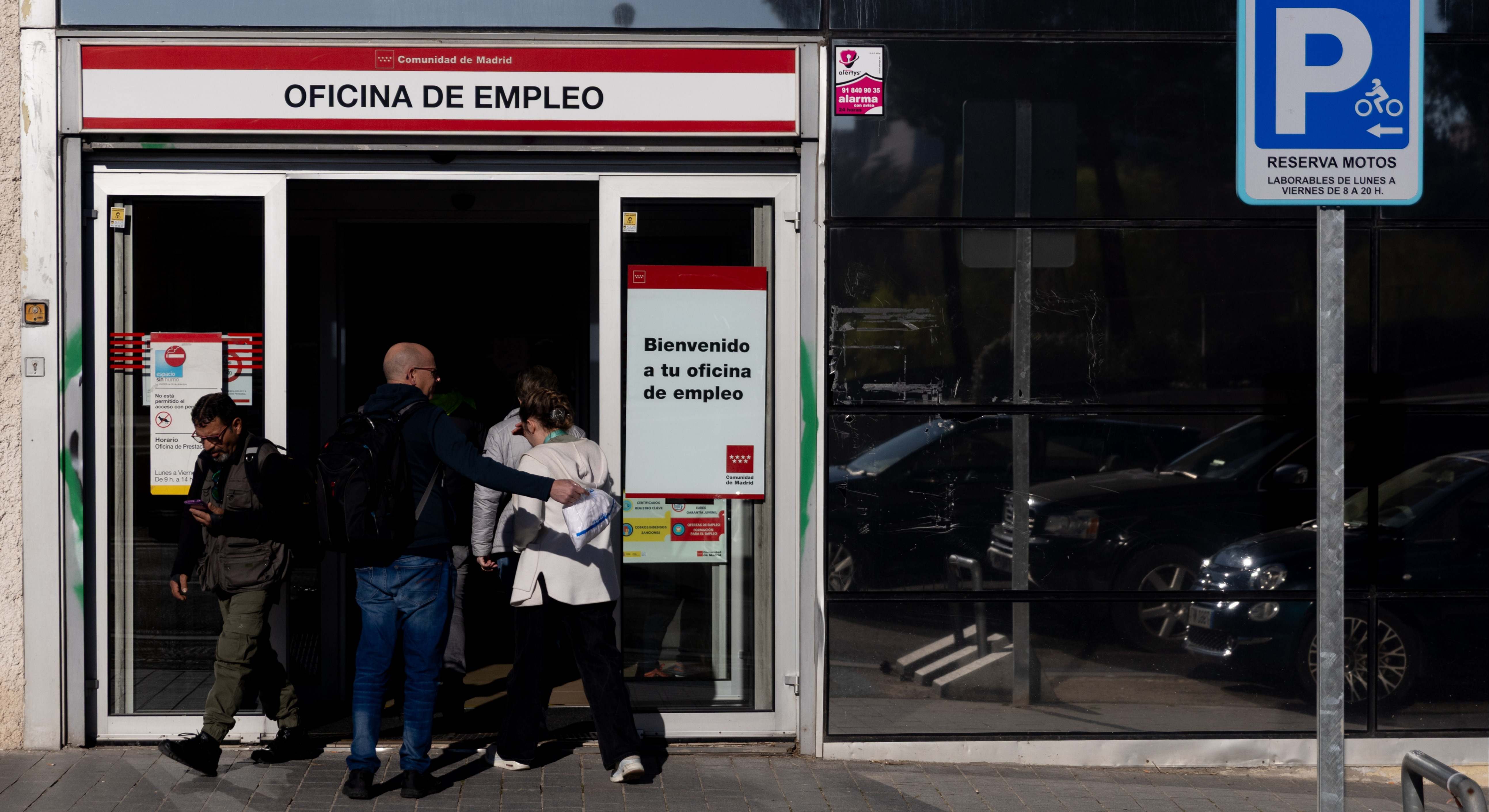 Varios personas en una Oficina de Empleo del SEPE