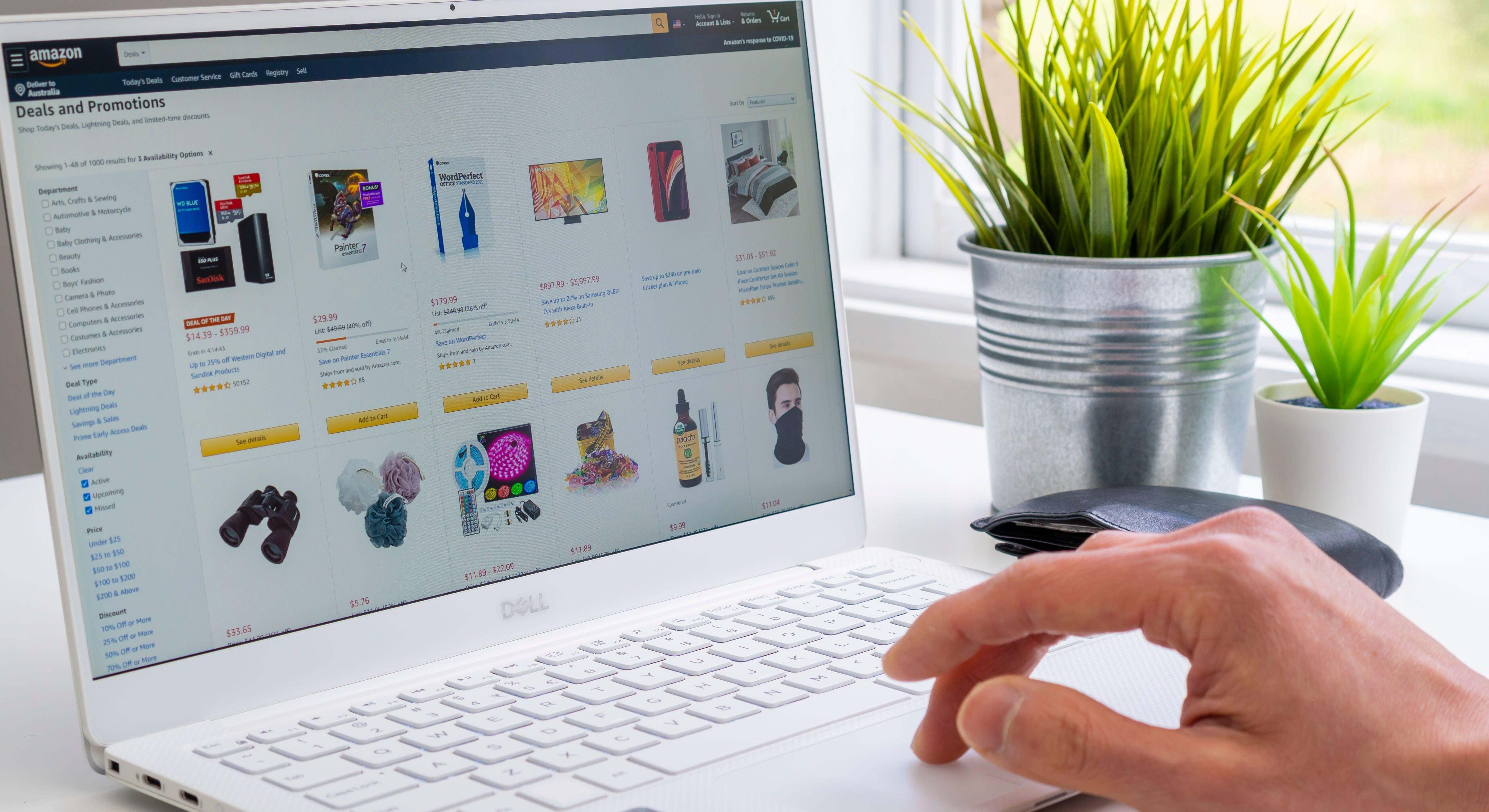 Una persona mira el portal de Amazon