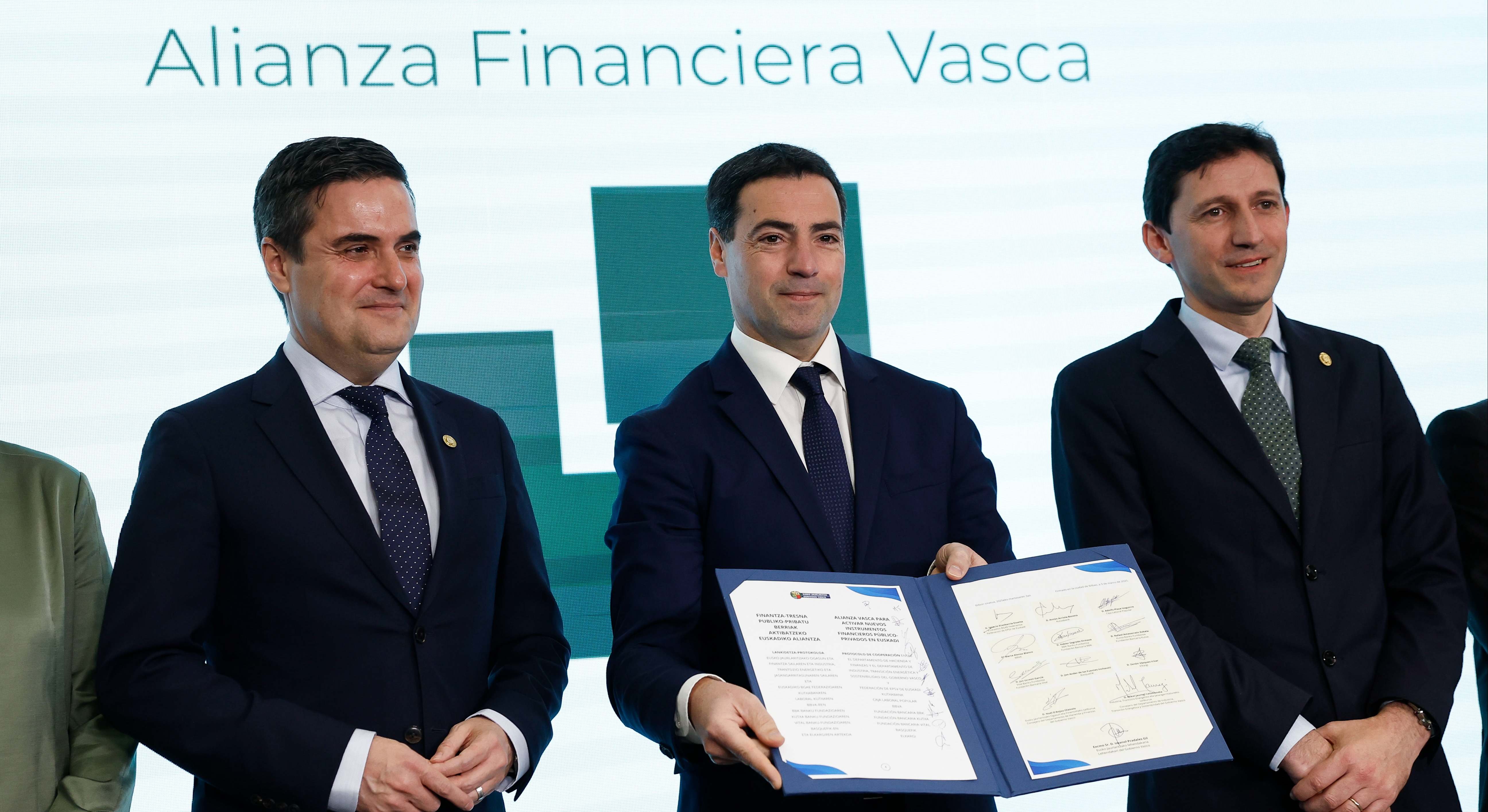 El Lehendakari, Imanol Pradales, ha presidido la presentación de la Alianza Financiera Vasca