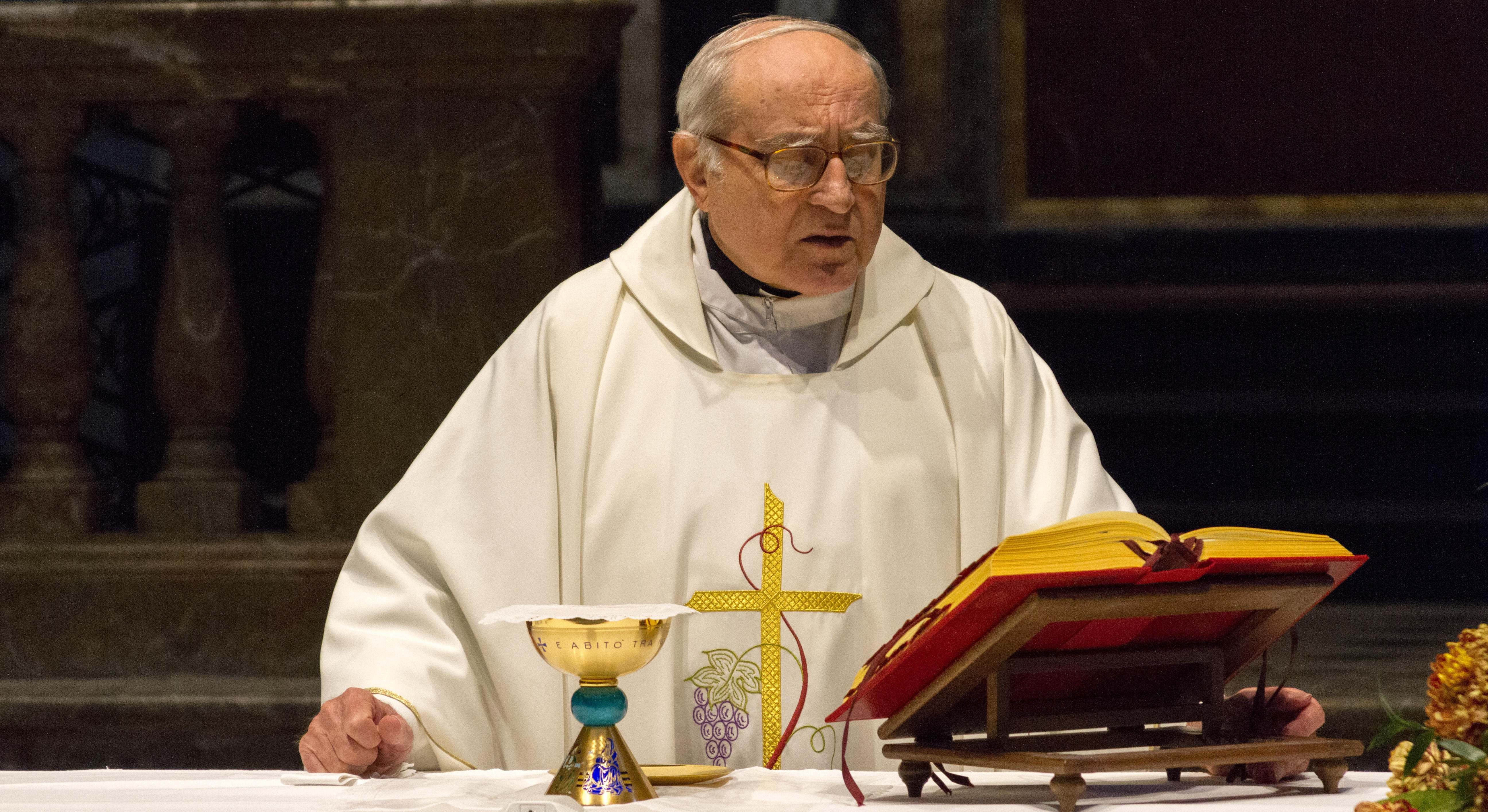 Un sacerdote dando misa