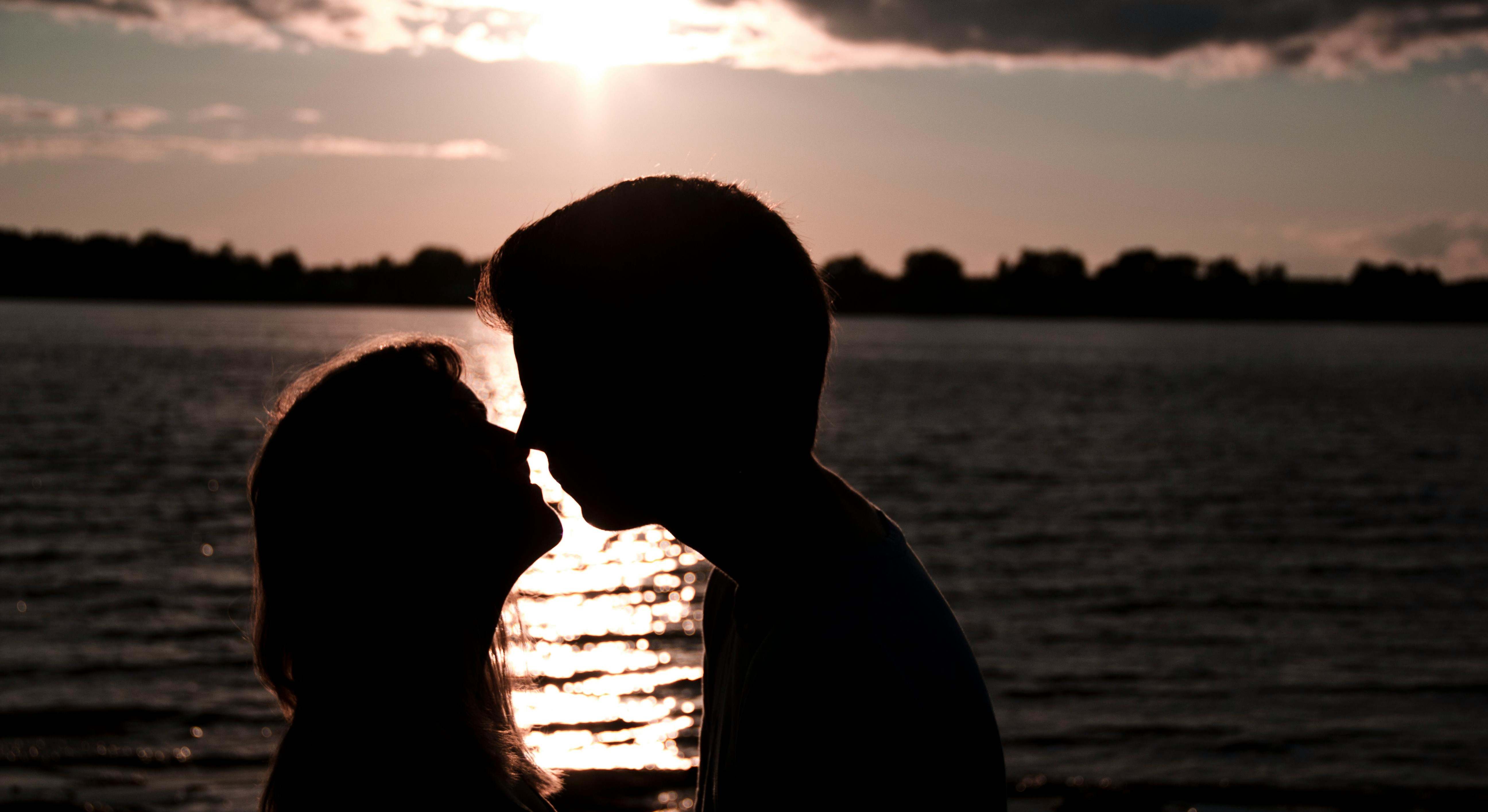 Una pareja dándose un beso en la playa