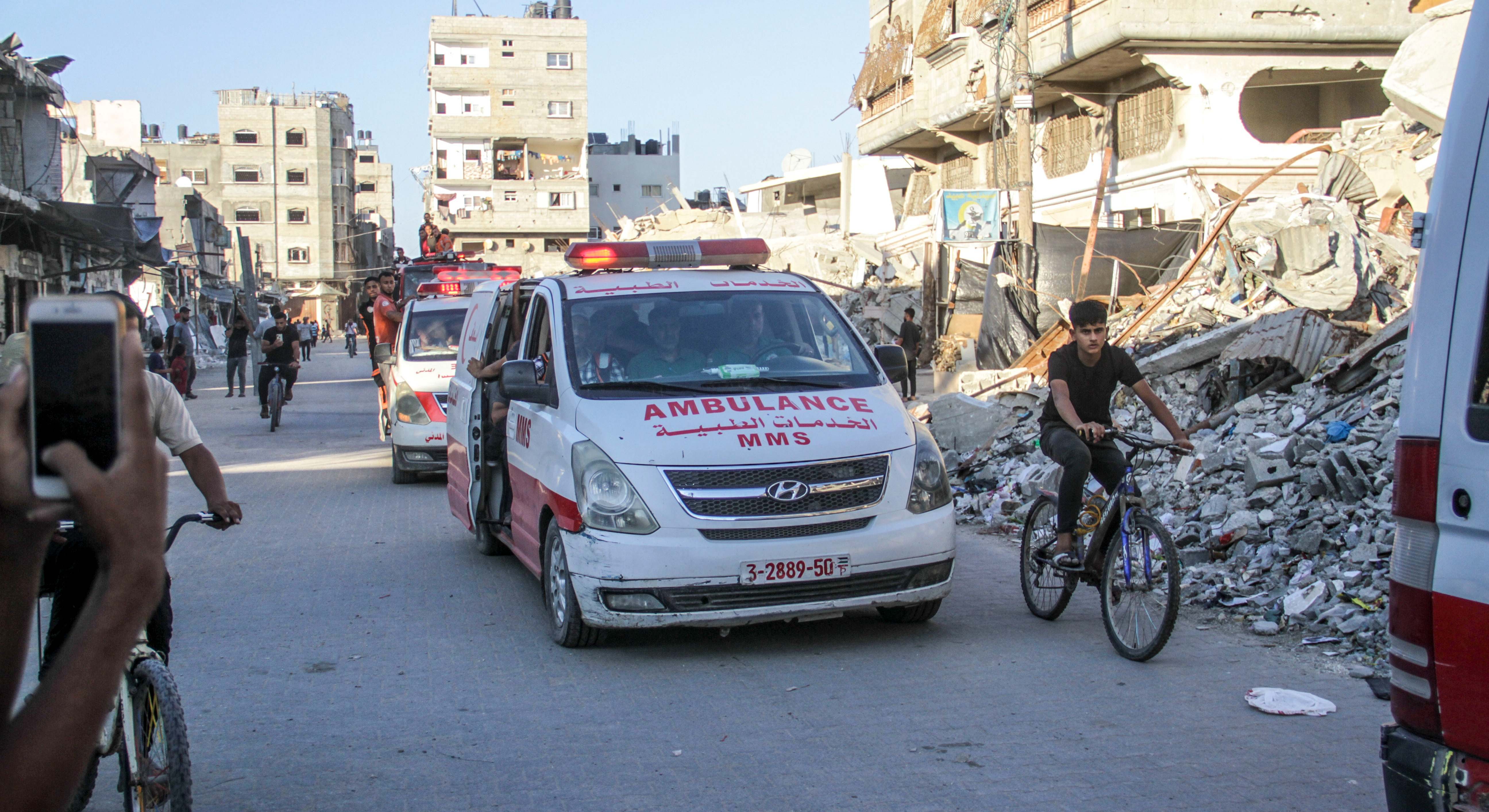 Ambulancias tras bombardeos israelíes en la ciudad de Gaza