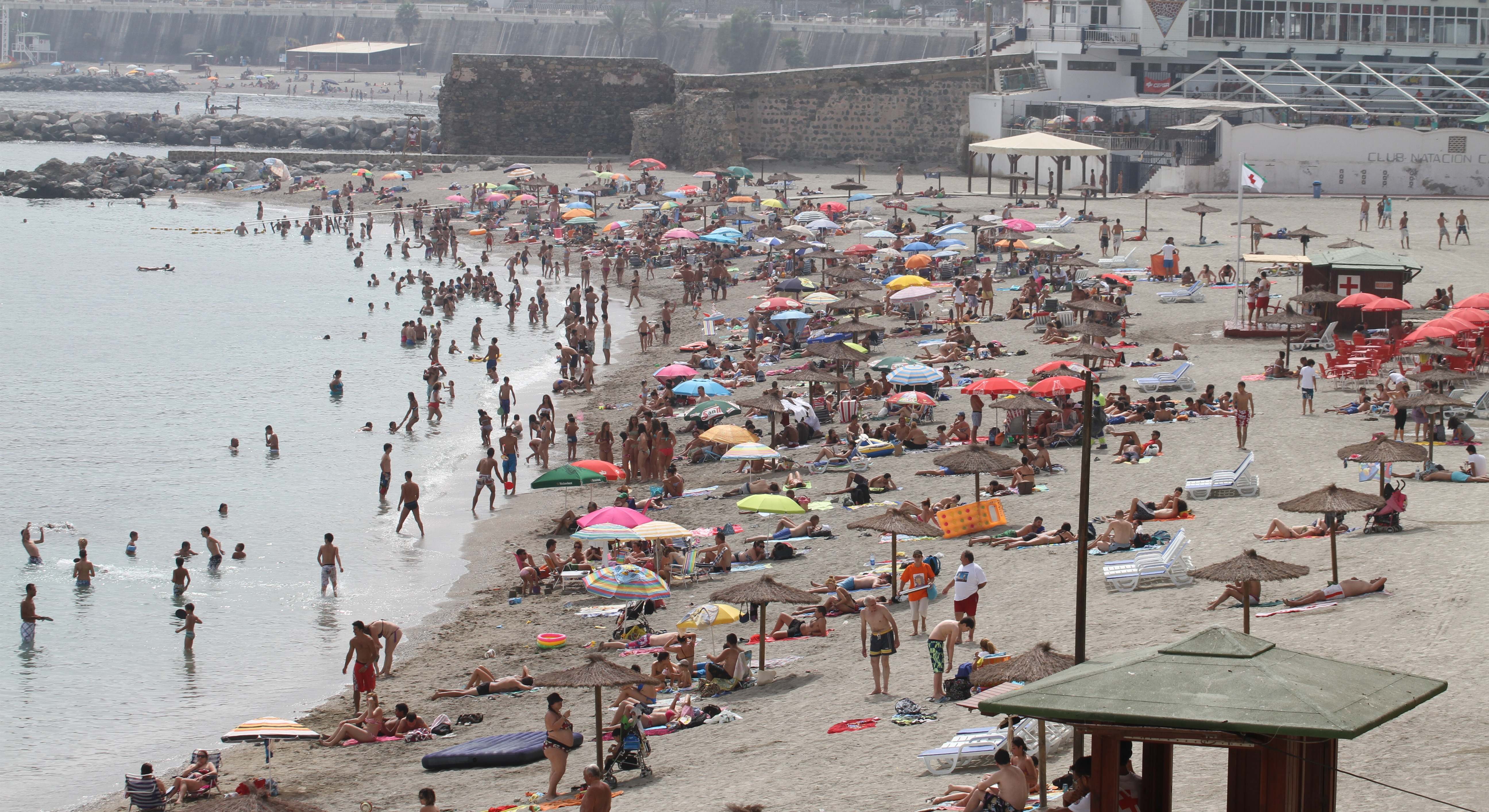 playa de la ribera plagada de gente