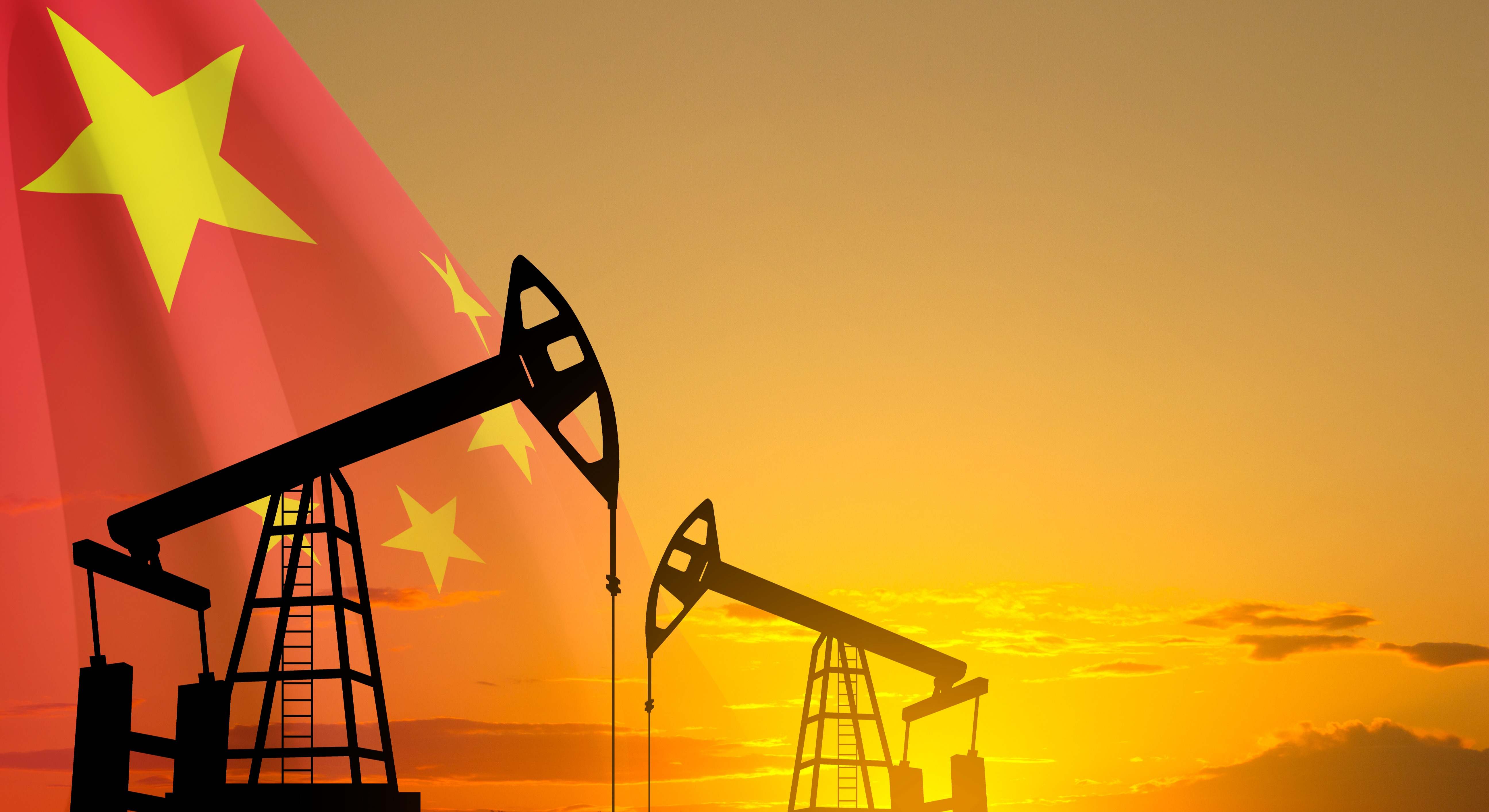 Pozos de petróleo con unas bandera de China detrás