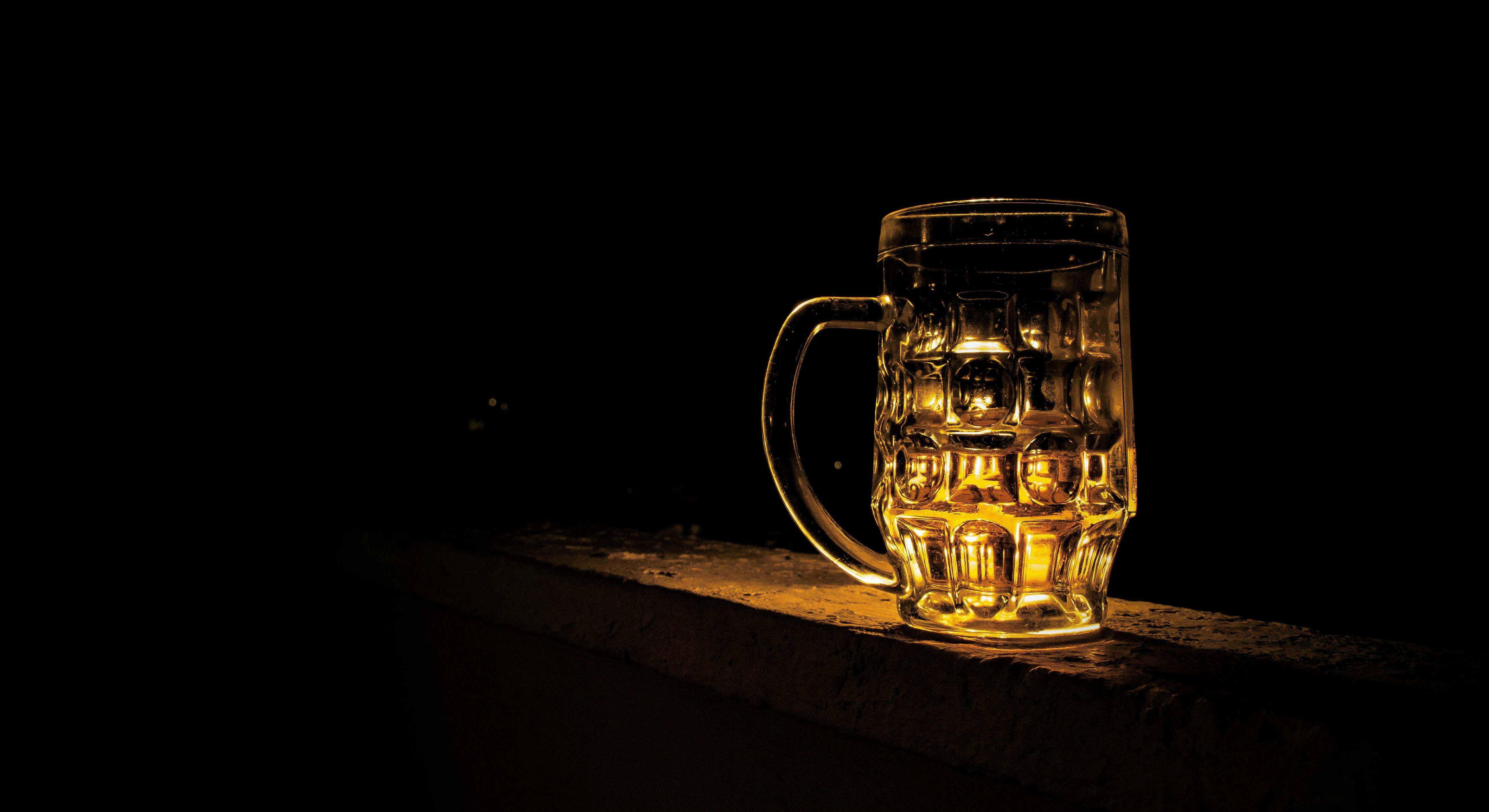 La cerveza es una bebida alcohólica obtenida fermentando cereales en agua