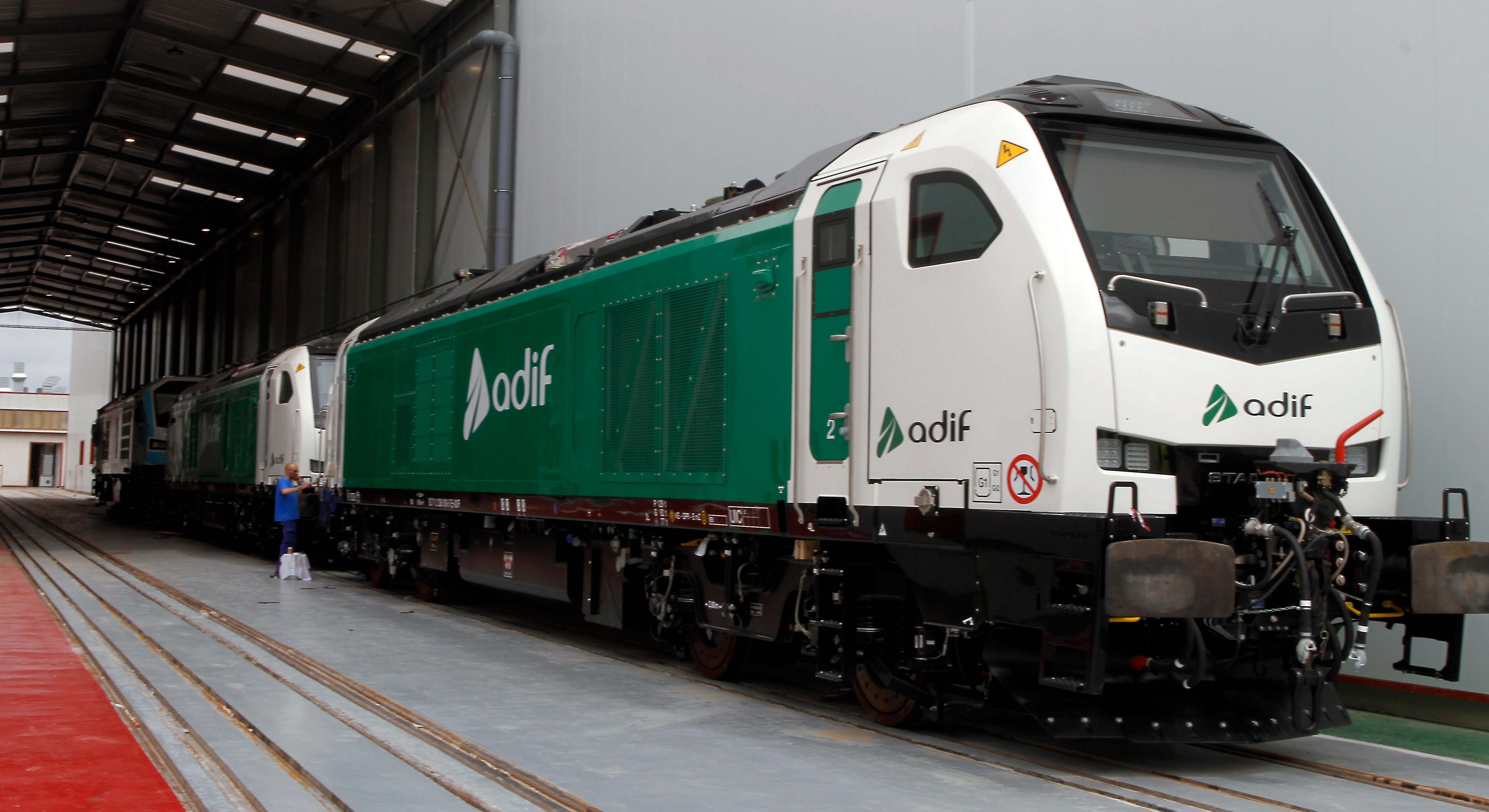 Locomotoras de Adif en la fábrica de Stadler en Valencia. / Guillermo Lucas