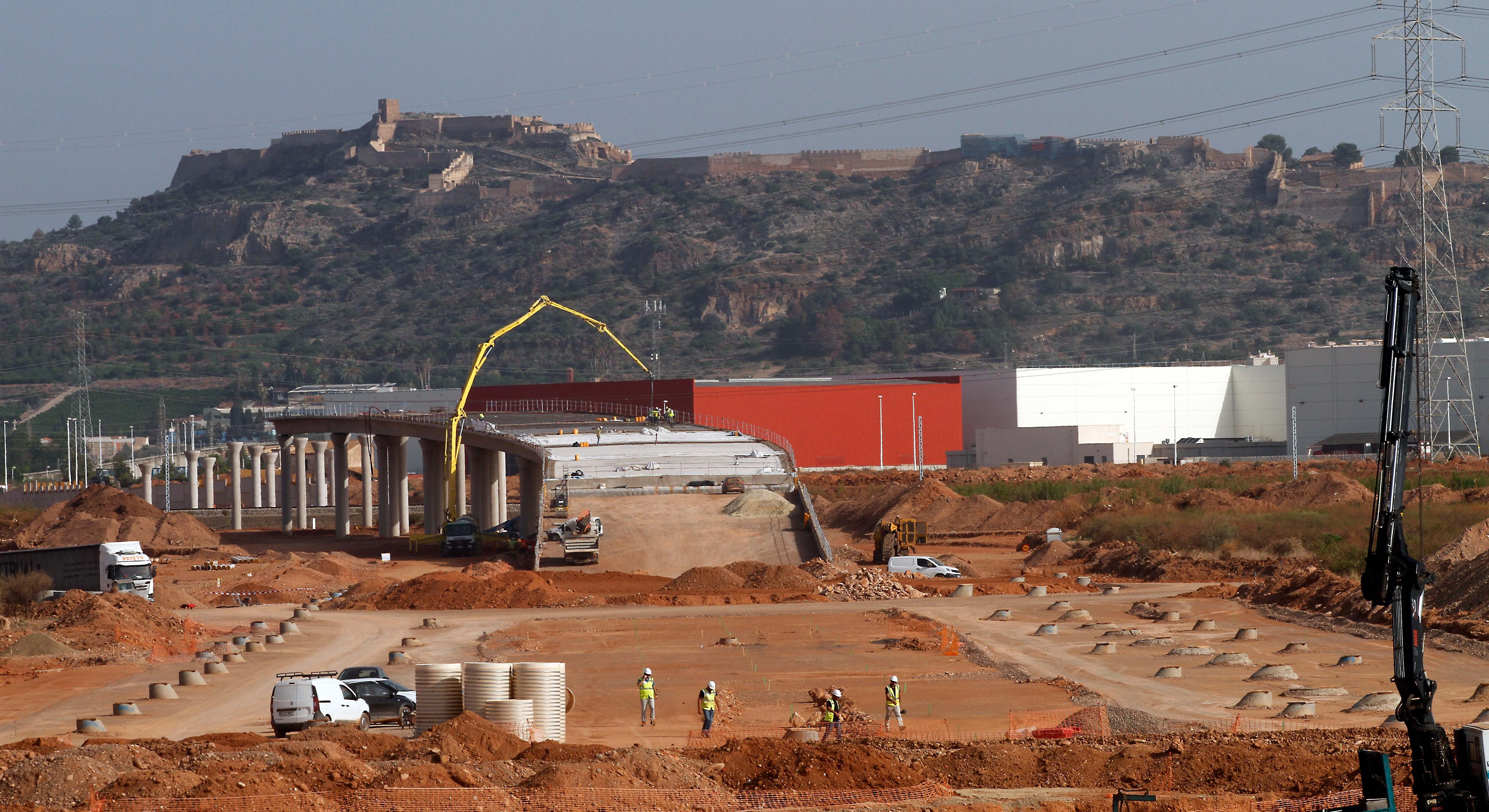 Obras de uno de los futuros viales para la gigafactoría, con el castillo de Sagunto al fondo.