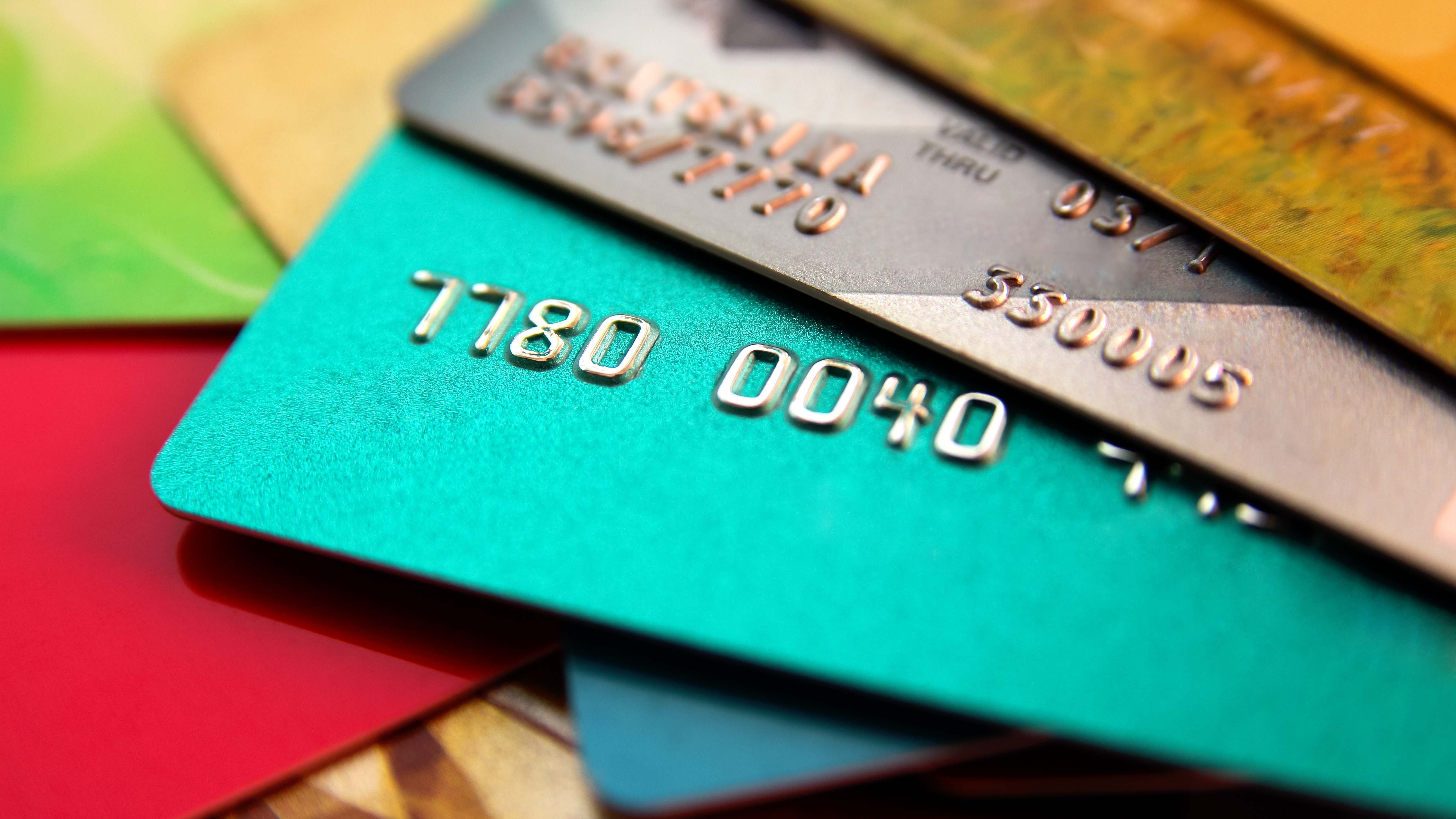 Varias tarjetas de crédito apiladas