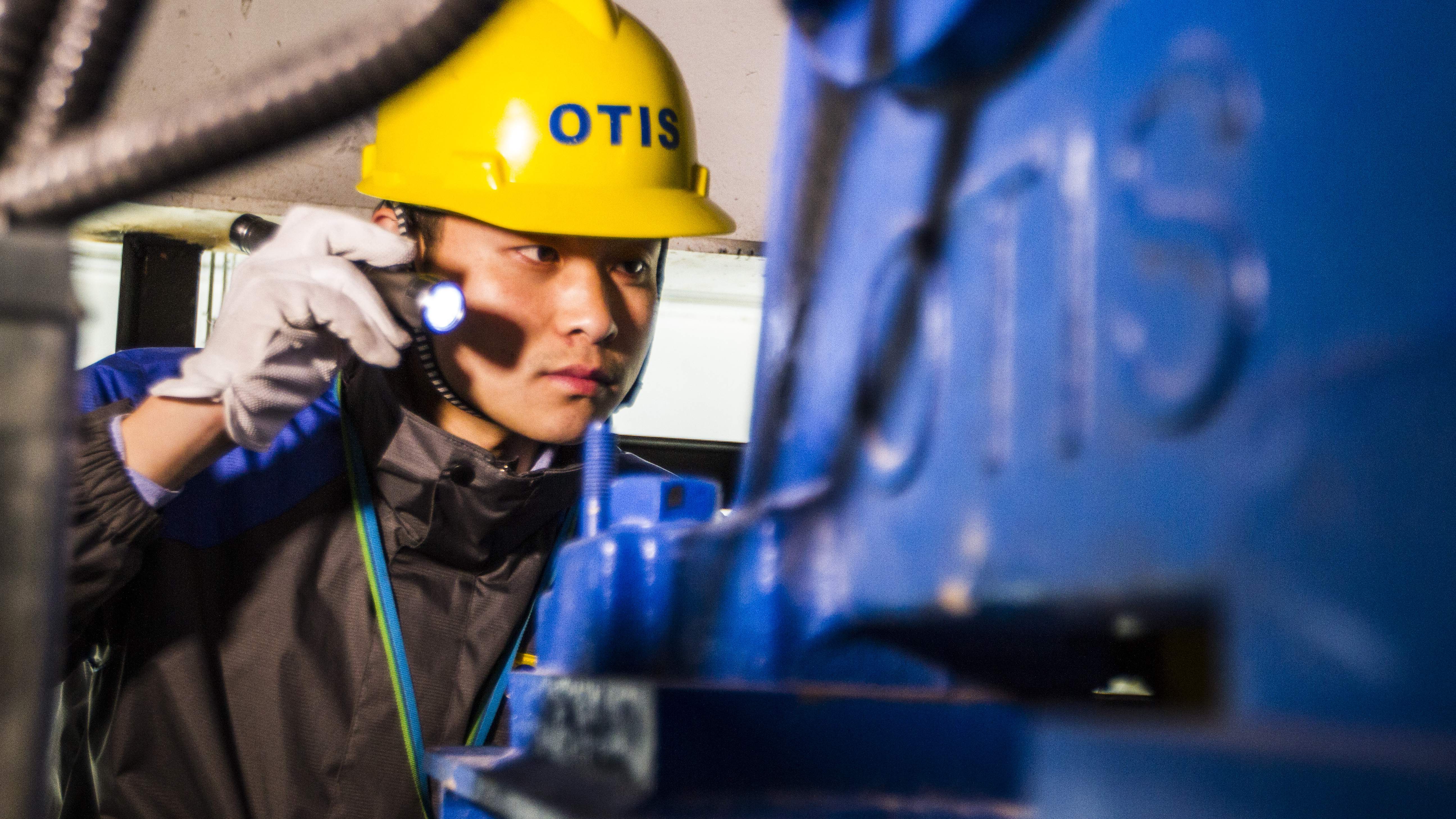 09-Otis-service-mechanic.JPG