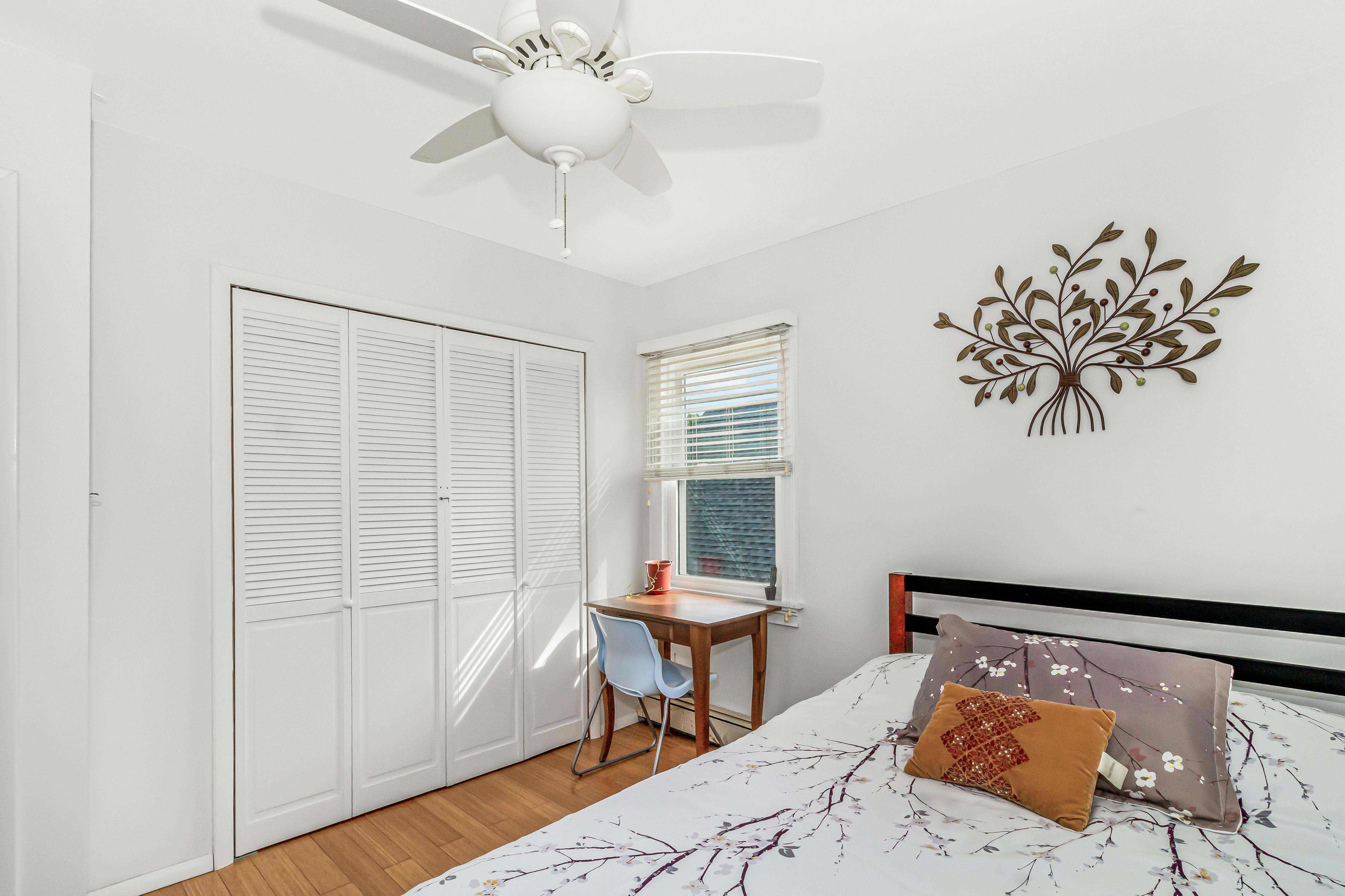 Una habitación con un ventilador de techo