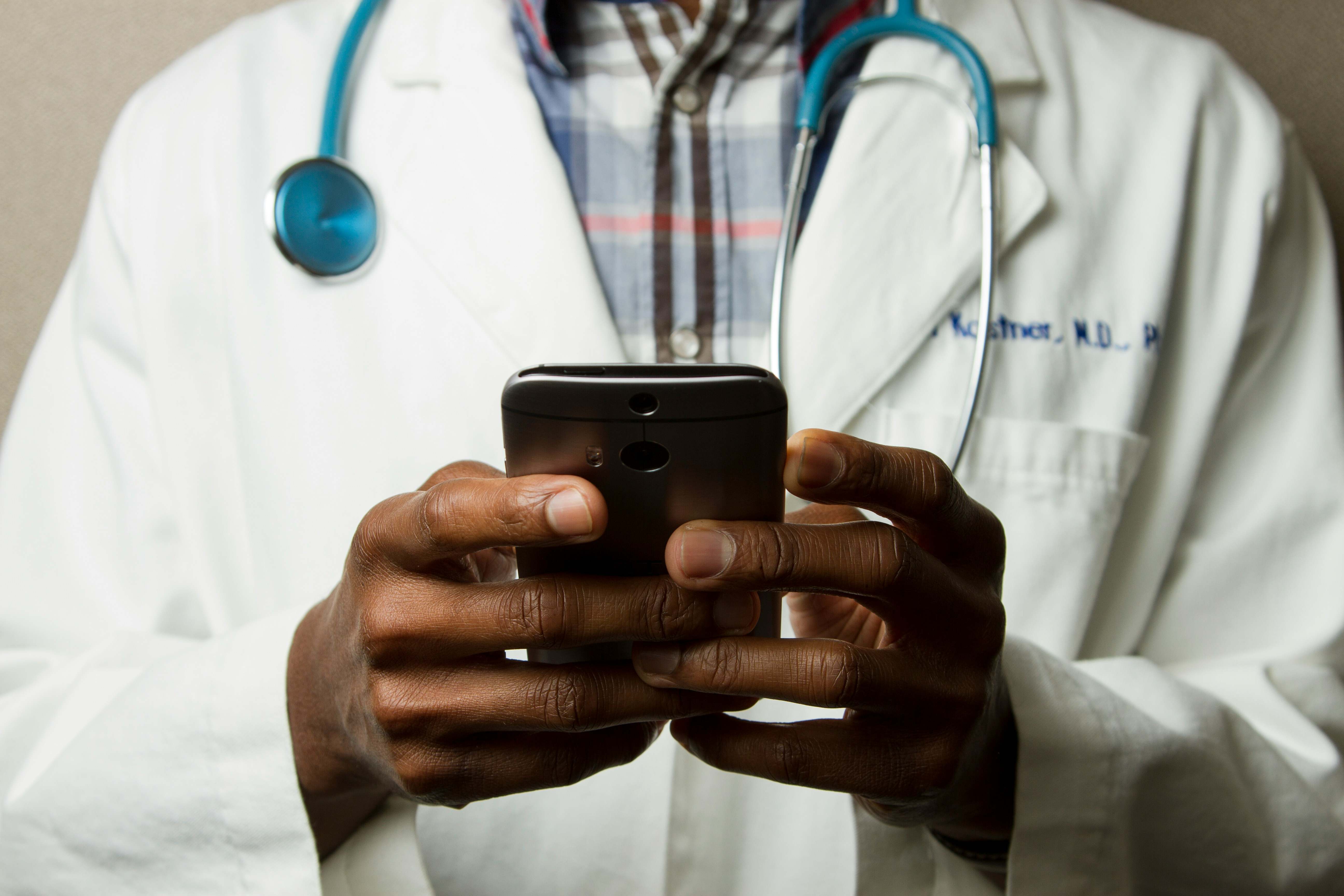 Un médico se prepara para atender a un paciente