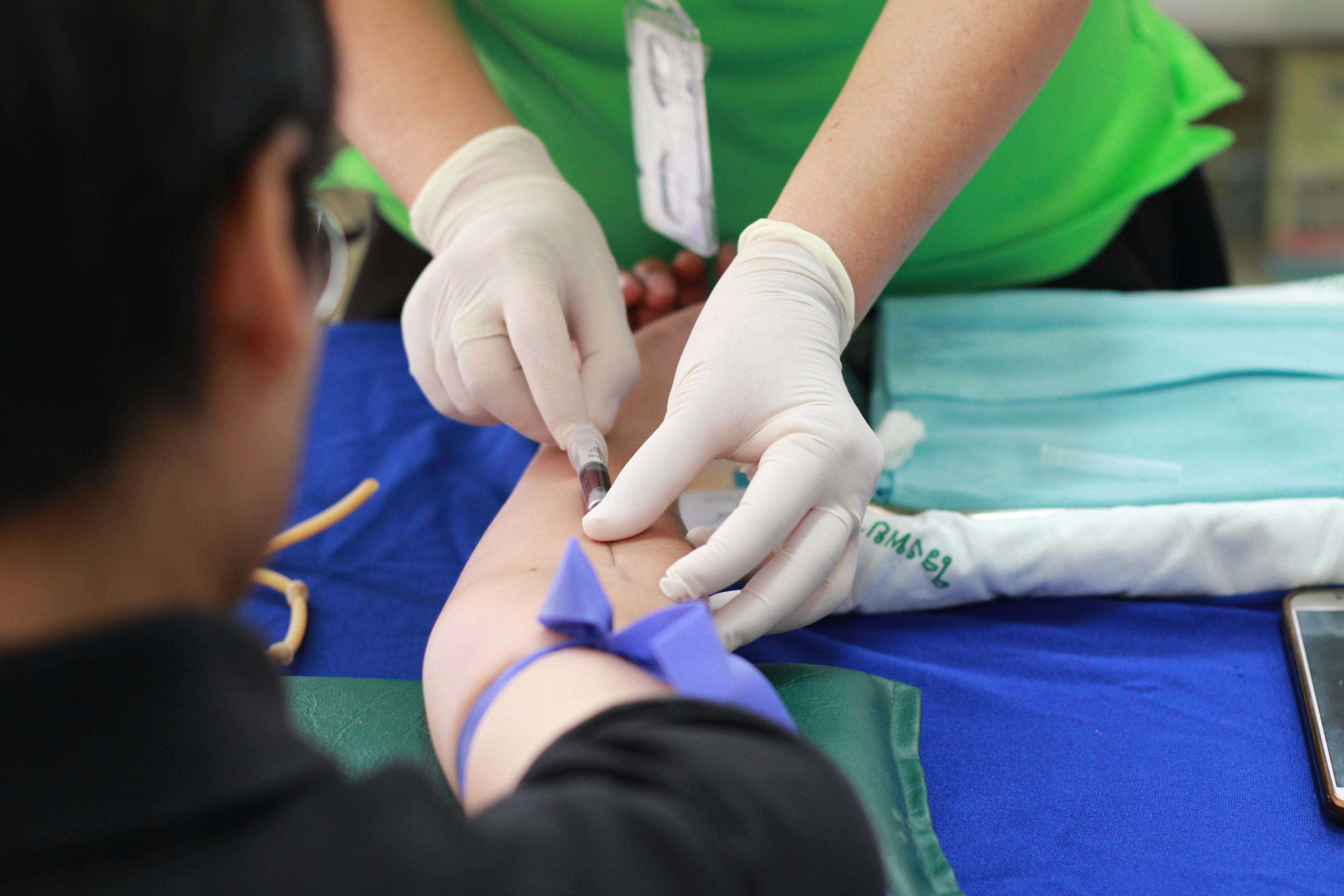 Una persona está donando sangre en un centro médico