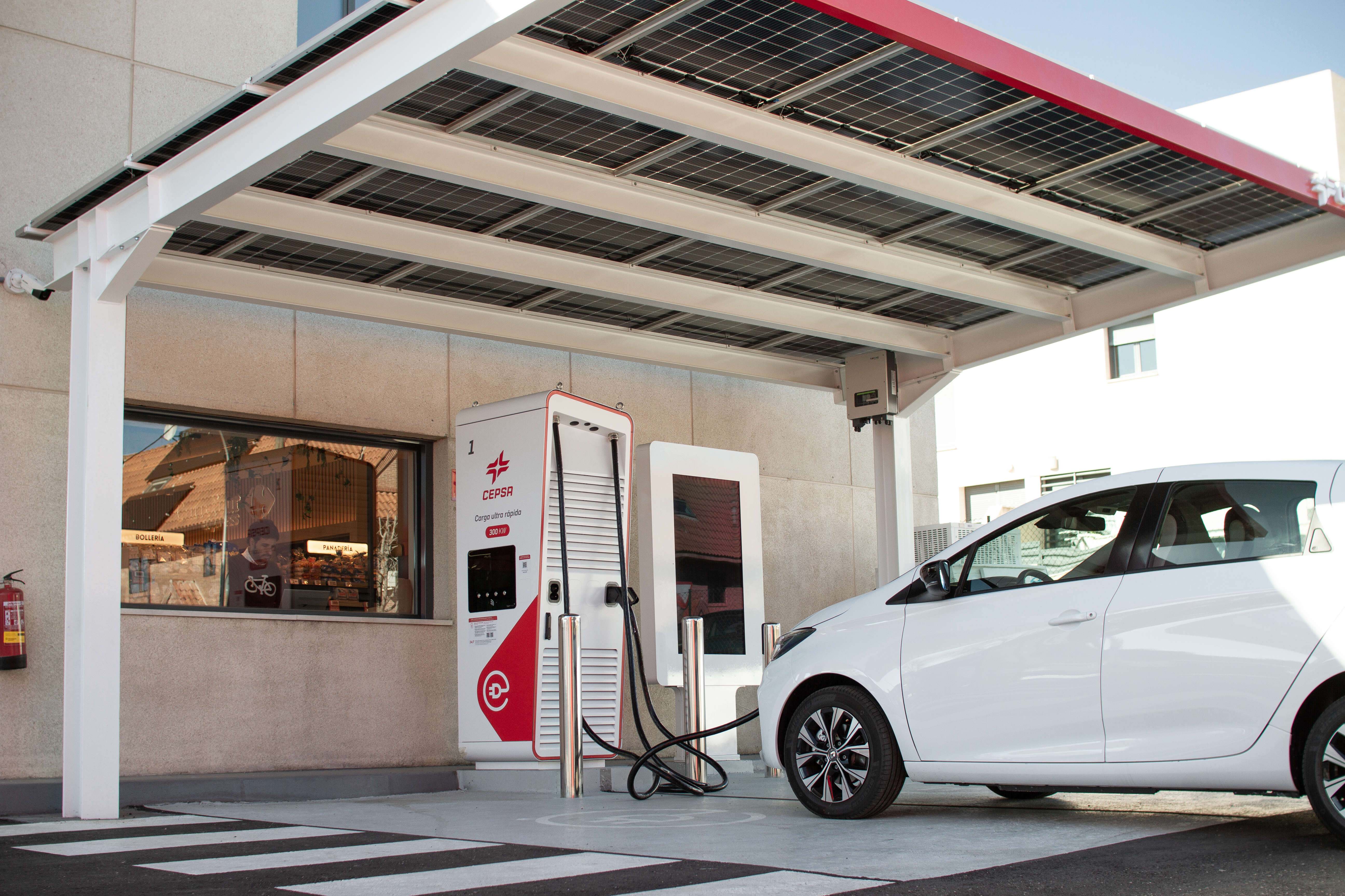 Un vehículo eléctrico recargando en Cepsa