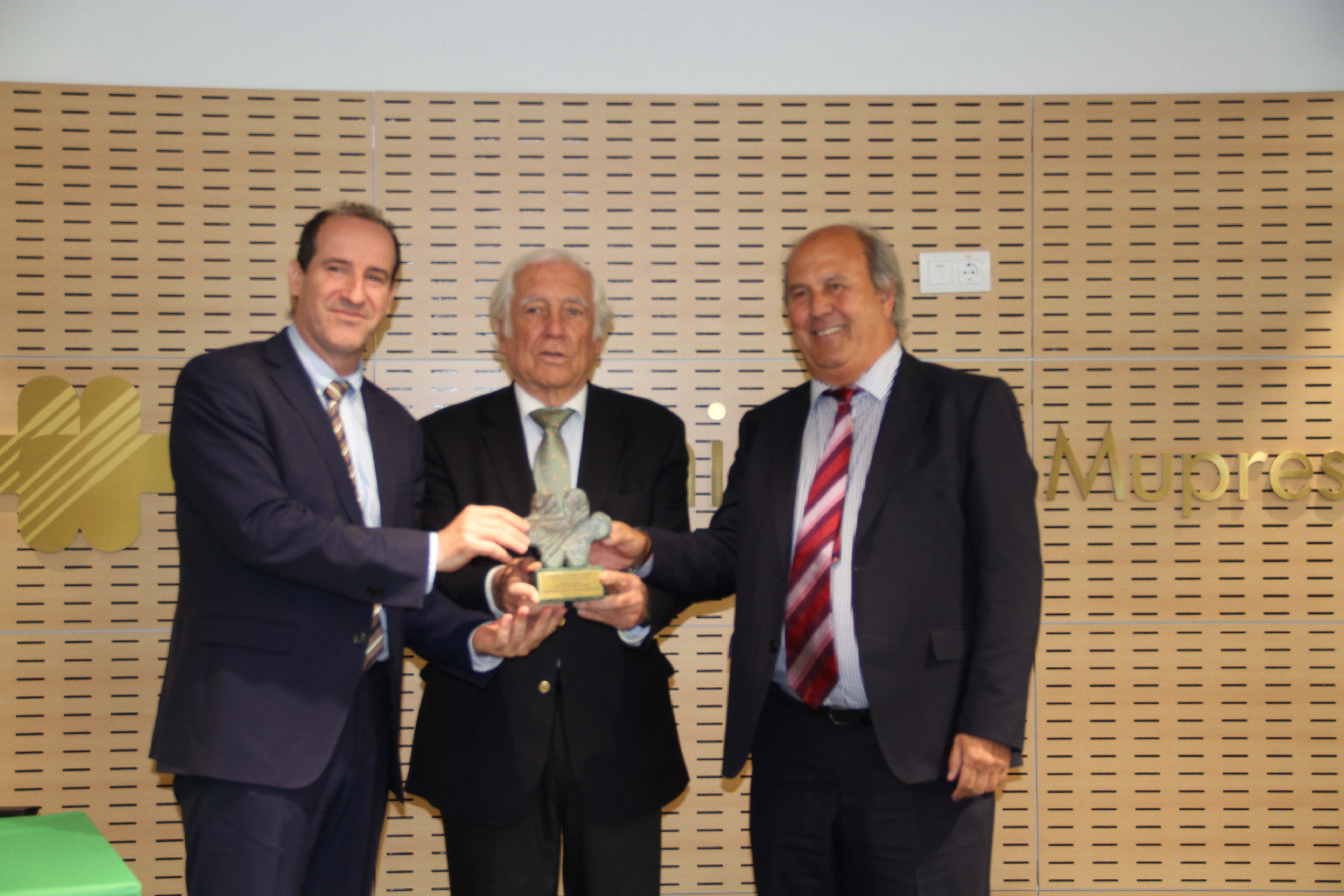 Carlos Espinsoa de los Monteros, presidente de Fraternidad-Muprespa, y los representantes de Siderúrgica Balboa.JPG