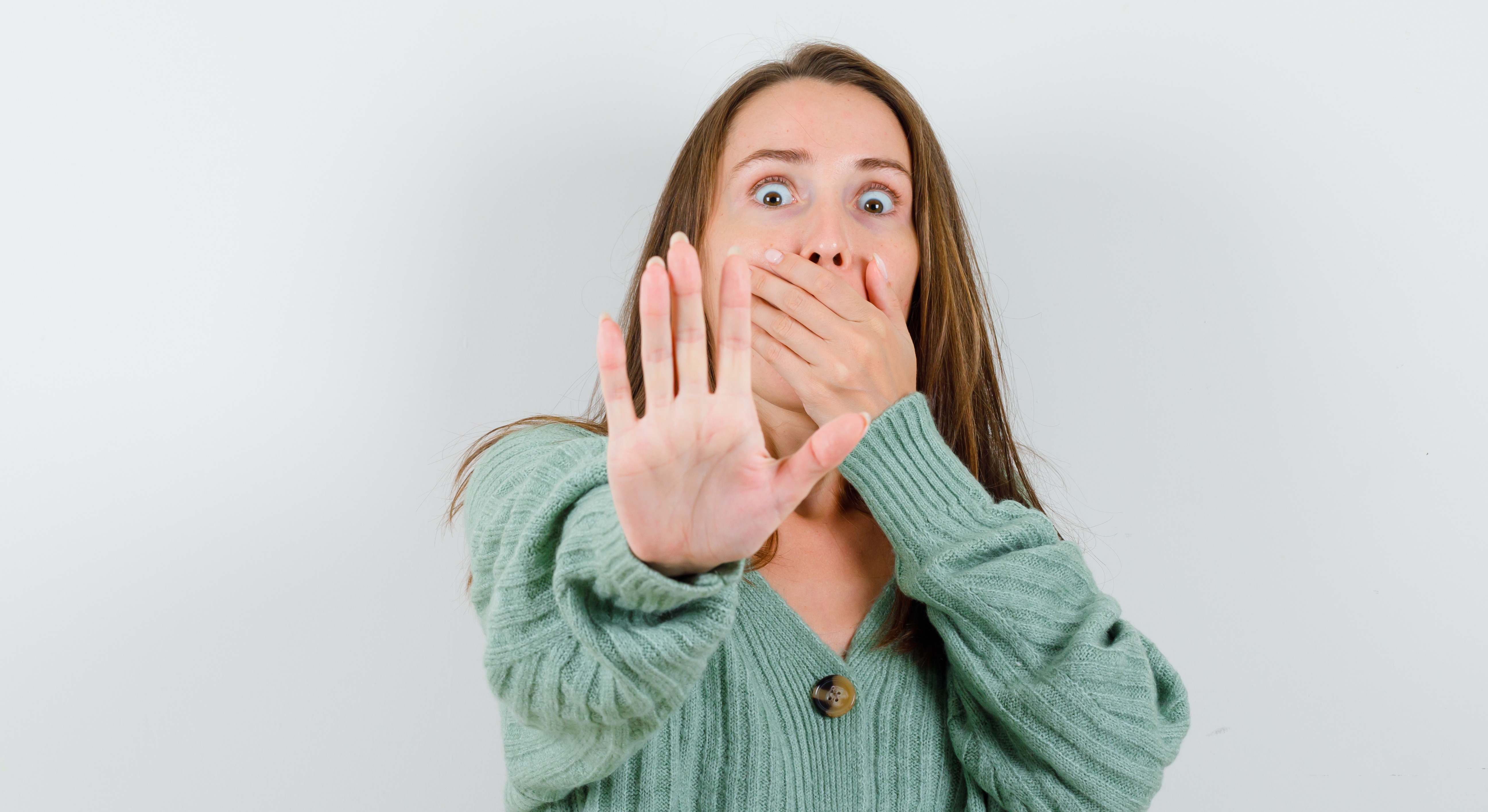 Mujer joven prefiere no hablar
