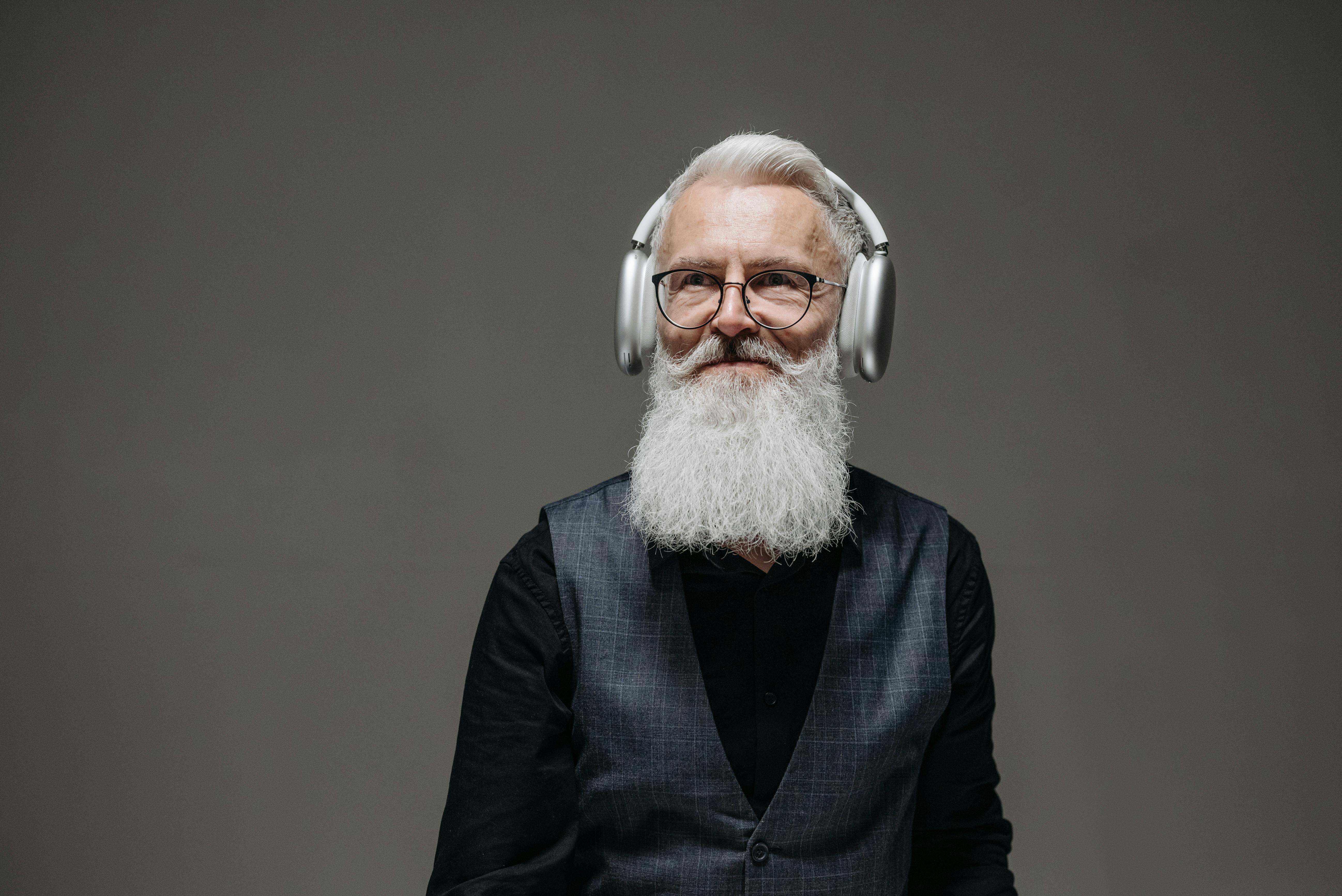 Una persona anciana escucha música