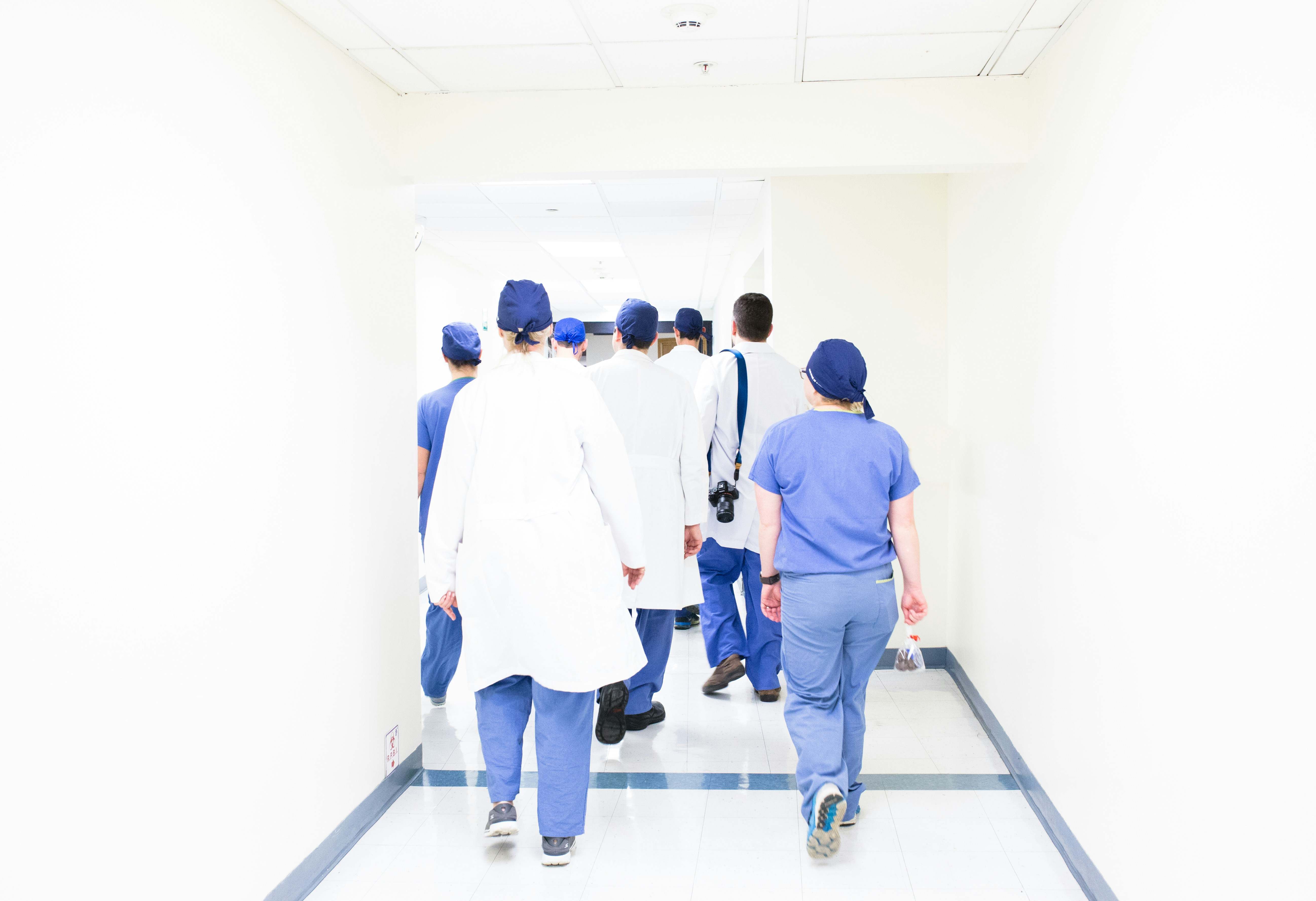 Varios médicos se preparan para atender a un paciente