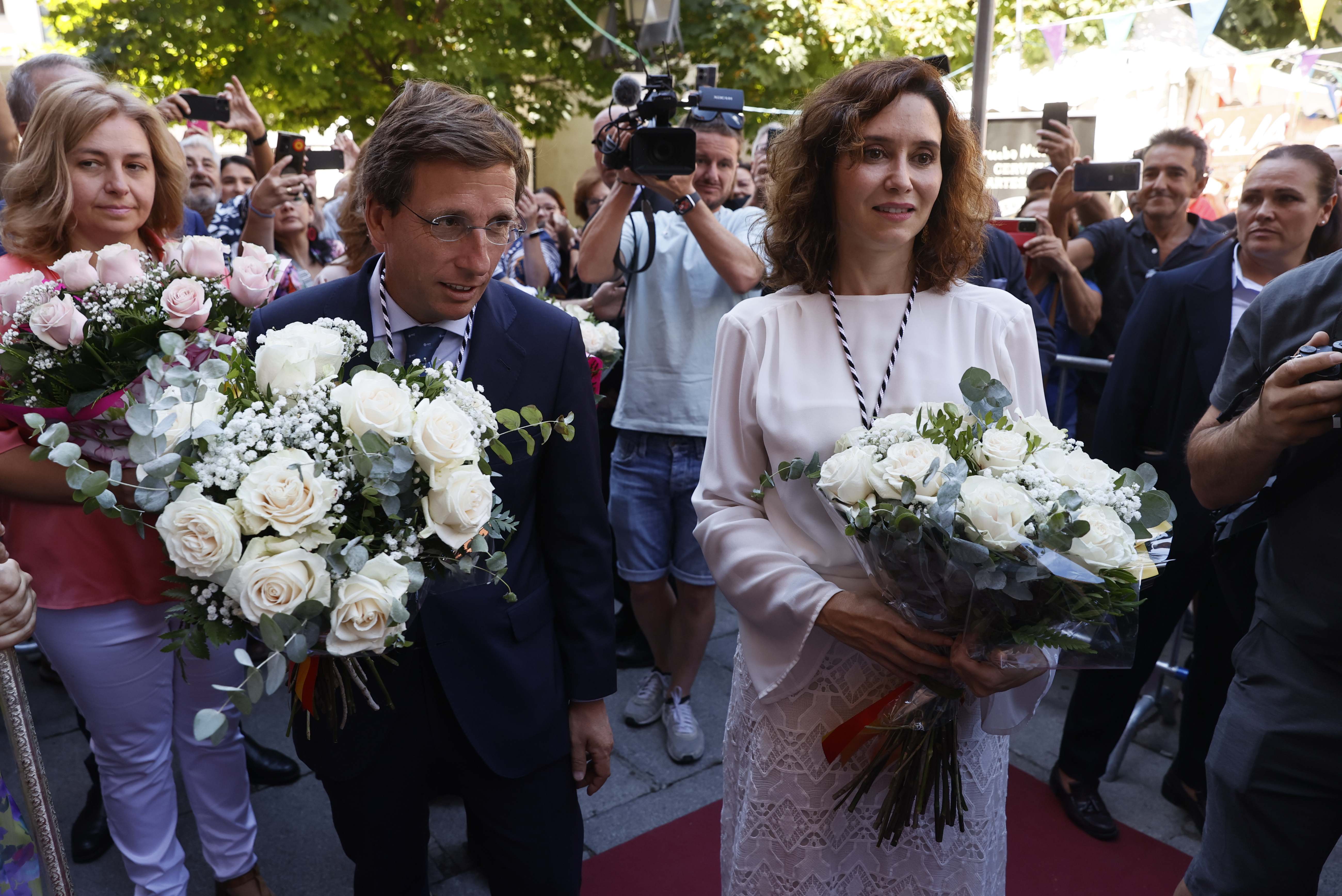 La presidenta de la Comunidad de Madrid, Isabel Díaz Ayuso, y el alcalde de Madrid, José Luis Martínez-Almeida, durante la ofrenda floral, en la Iglesia de la Virgen de la Paloma