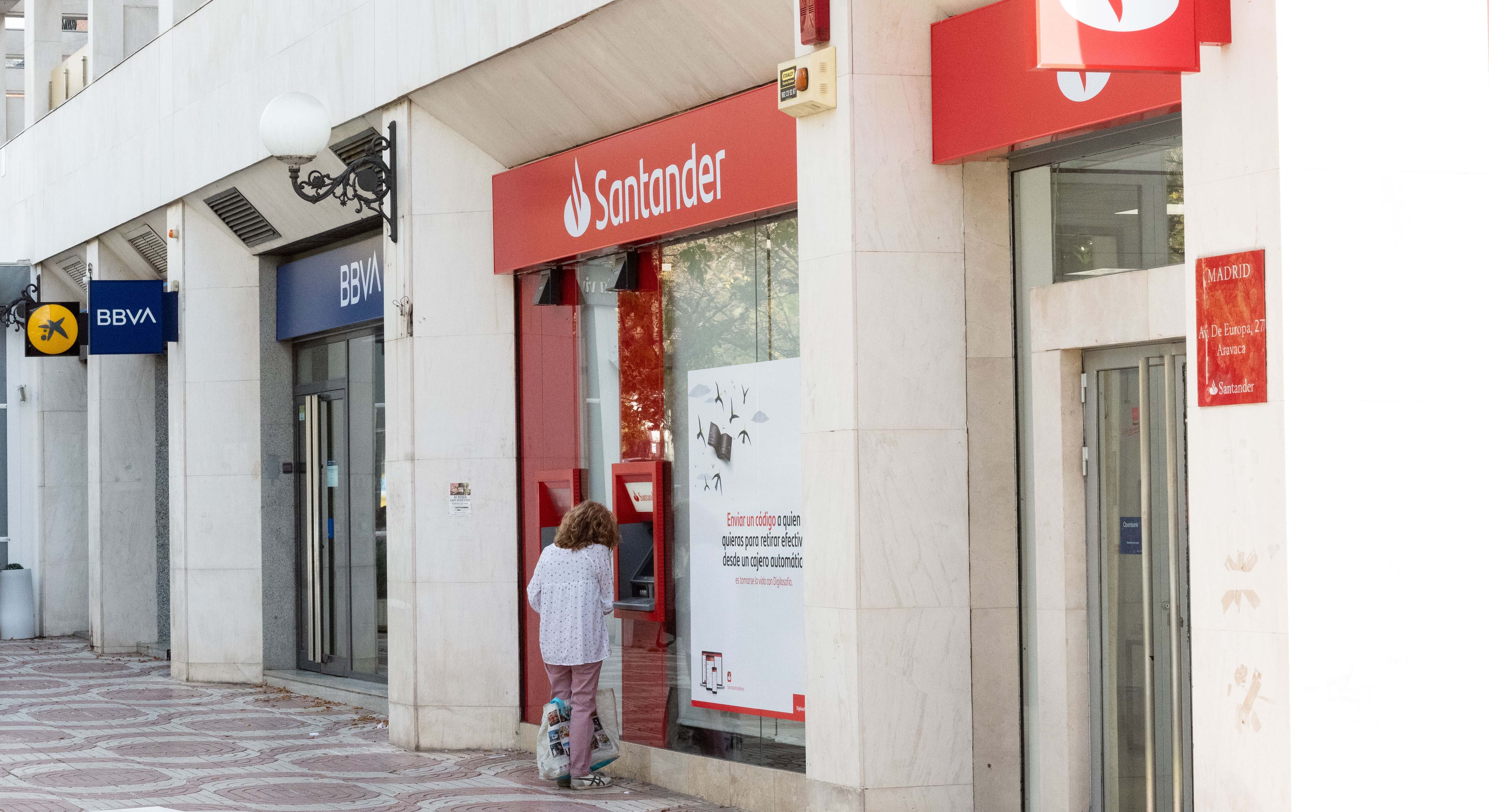 Varias sucursales bancarias en una calle
