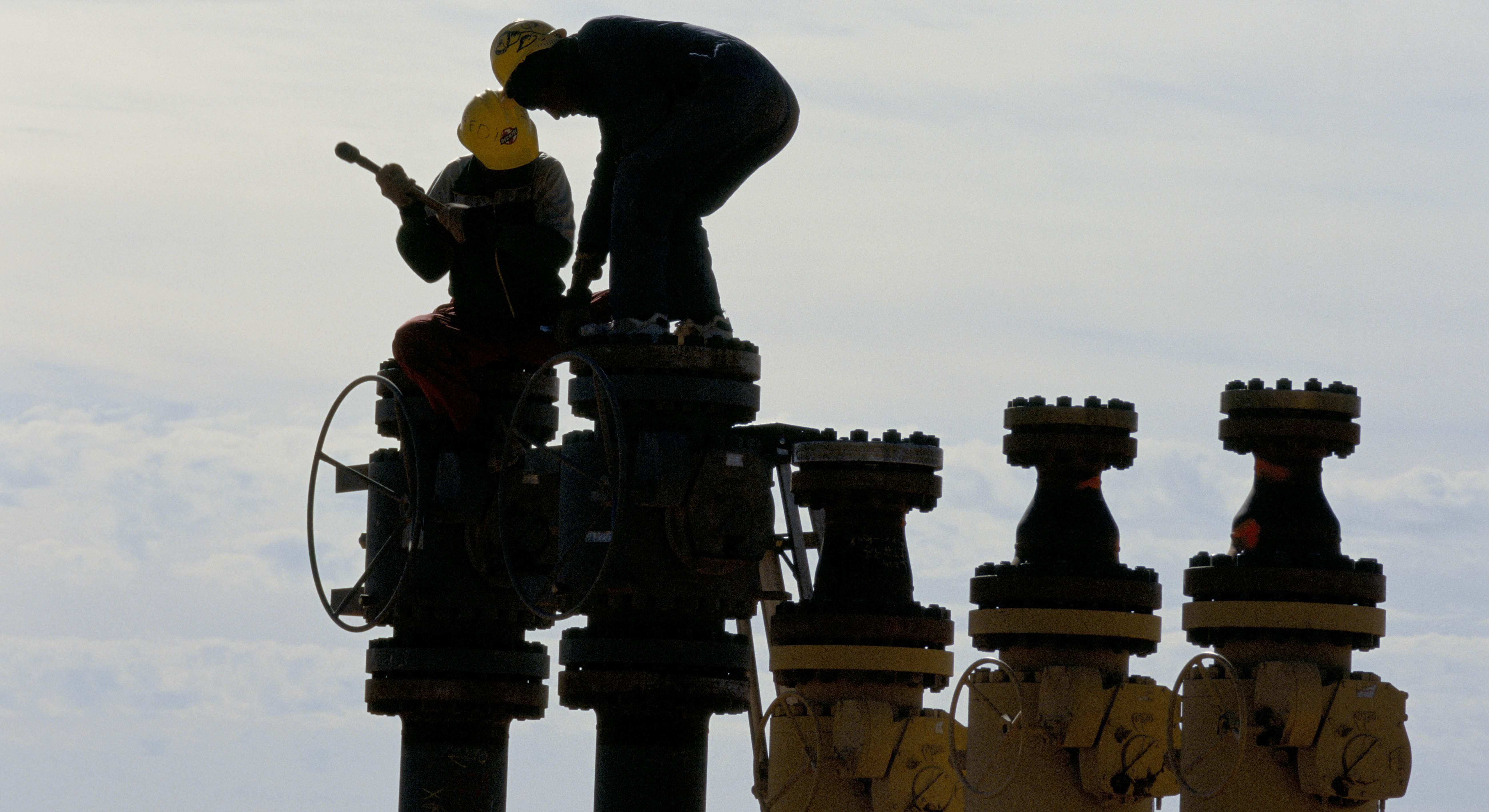 Unos operarios trabajando en un gasoducto