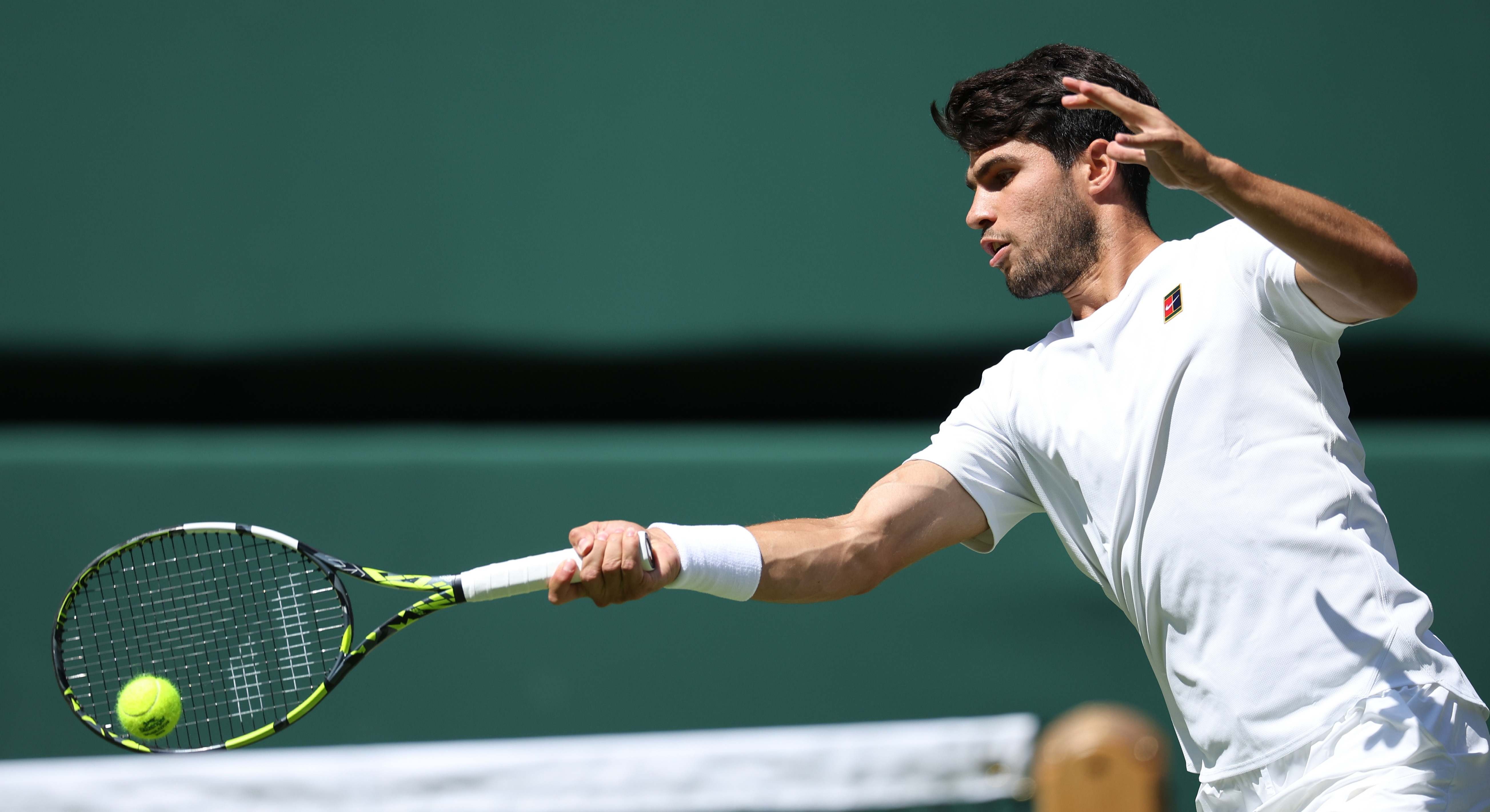 Carlos Alcaraz jugando en Wimbledon