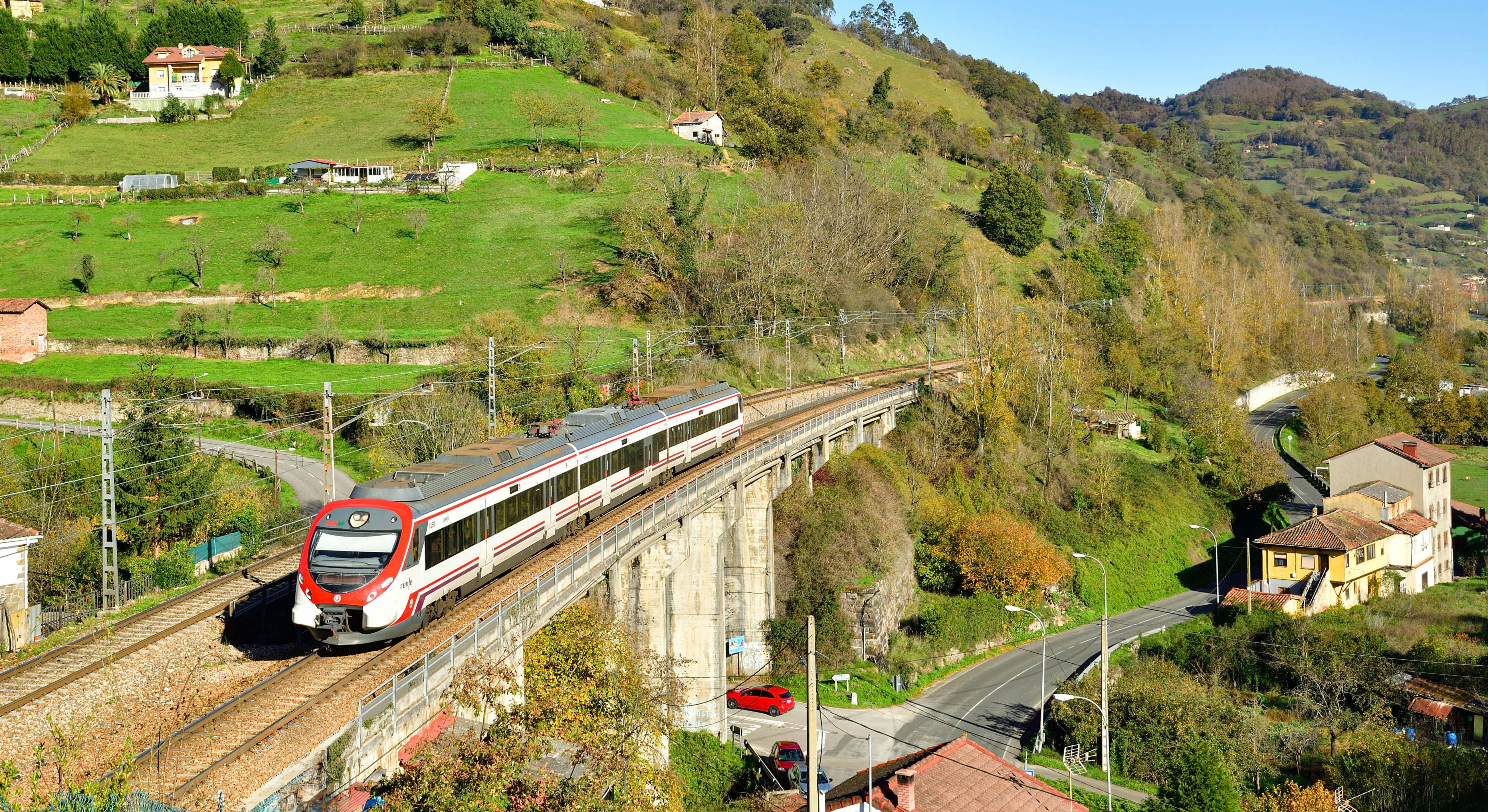 Tren de Cercanías en Pola de Lena (Asturias). / Cesare Sapienza
