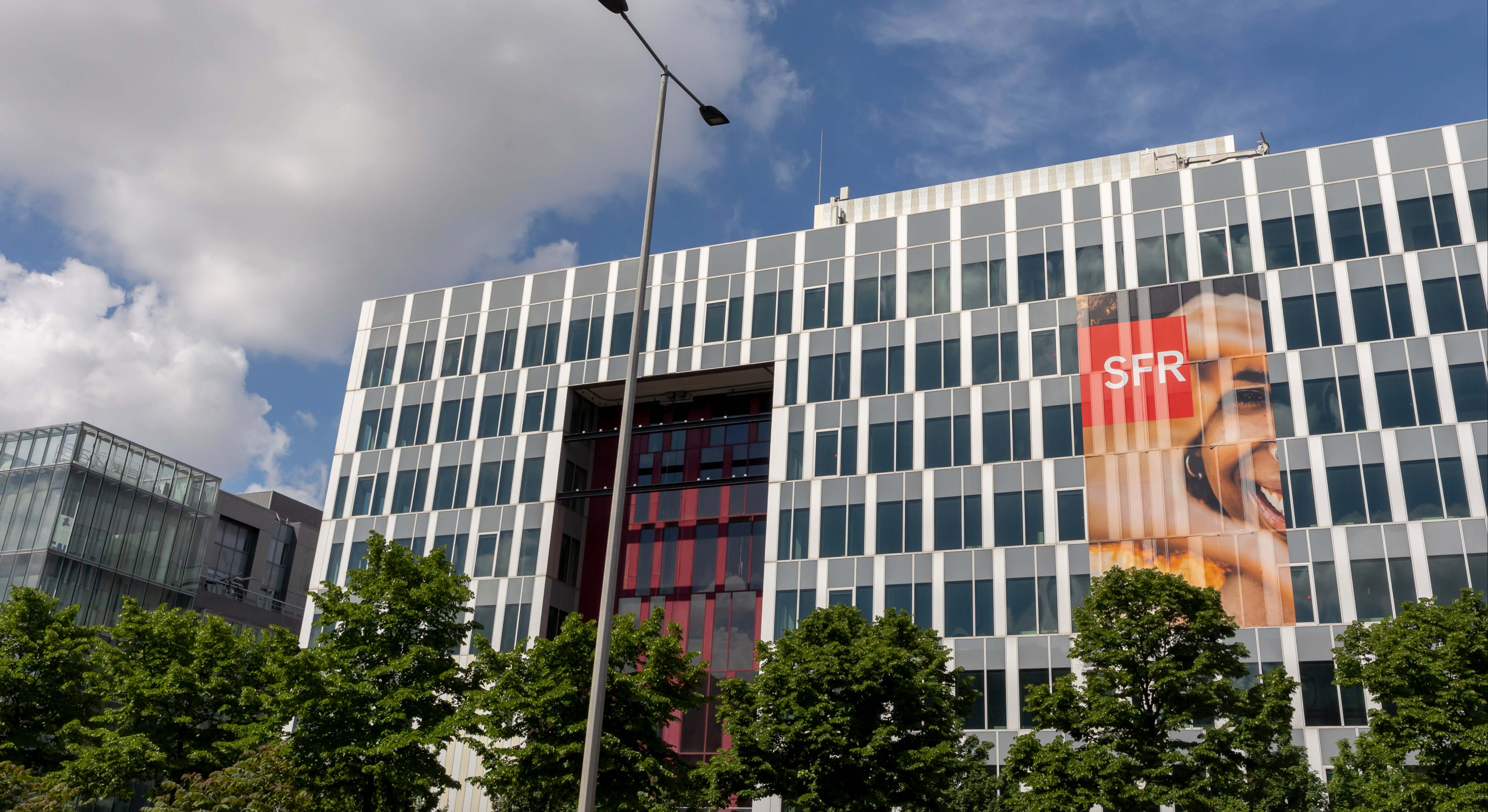 Imagen de recurso de una fachada con publicidad de SFR.