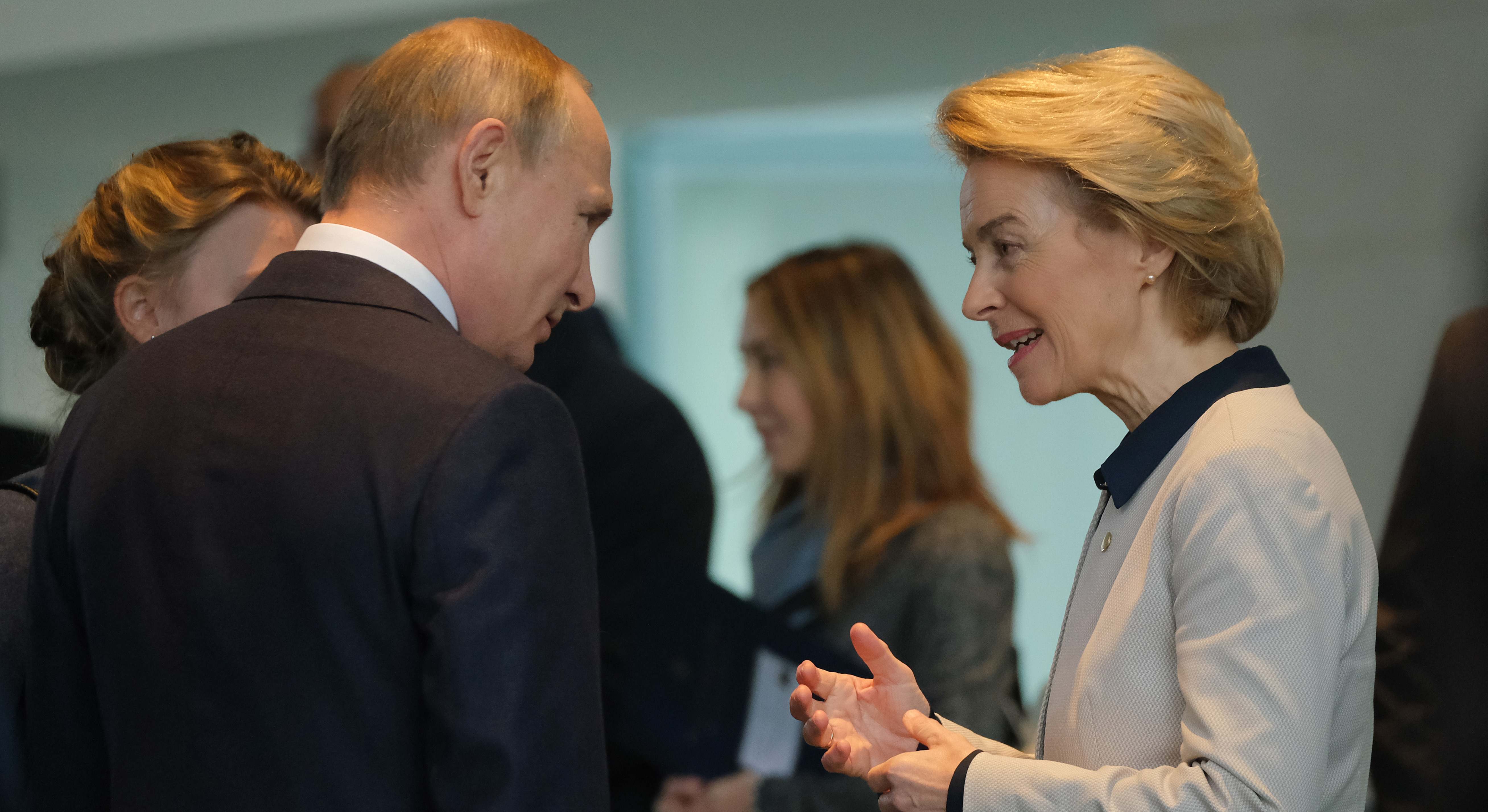 Úrsula von der Leyen, presidenta de la Comisión Europea, junto a Vladimir Putin, presidente de Rusia