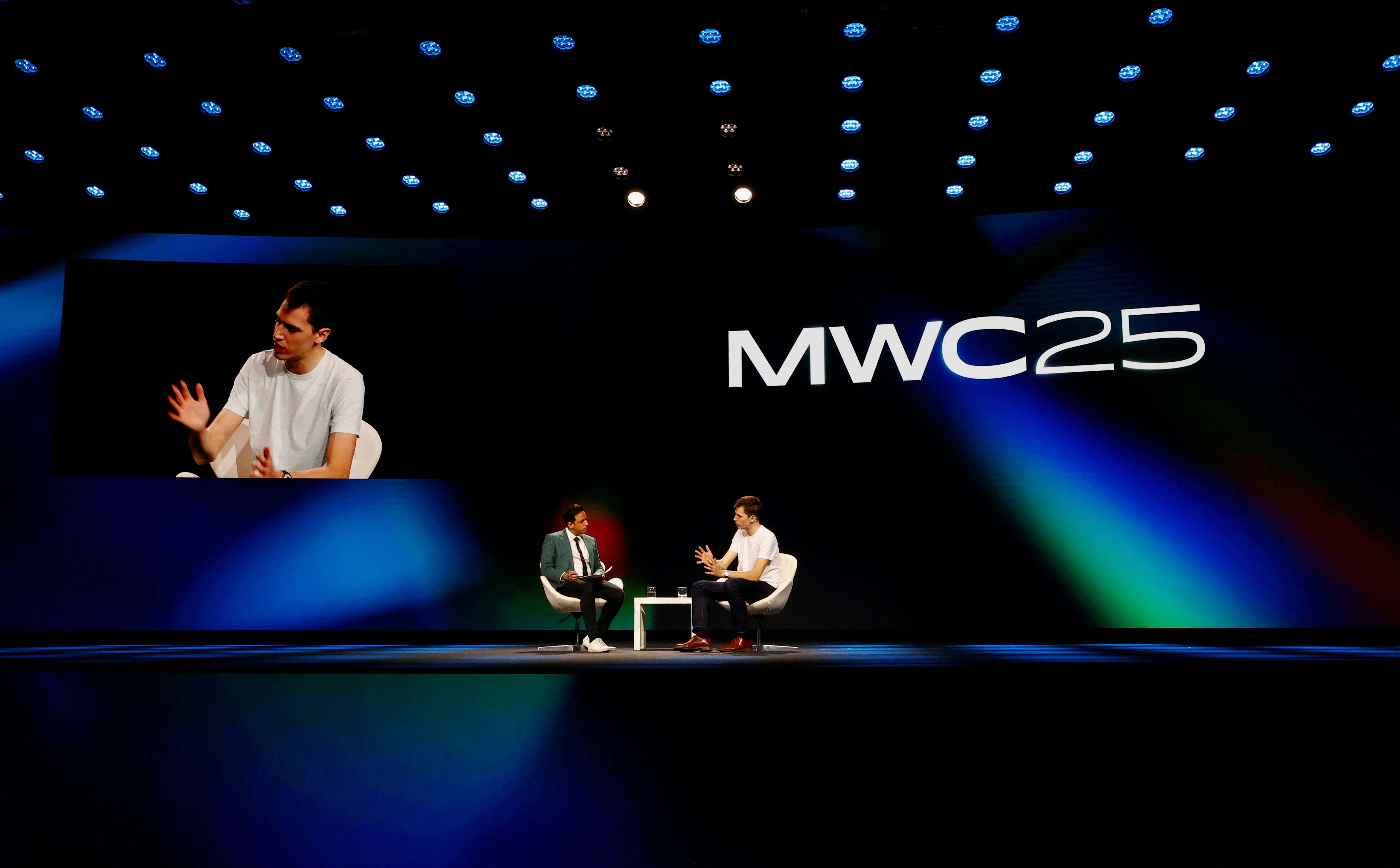 El cofundador y consejero delegado de Mistral, Arthur Mensch, participa en el MWC 2025. REUTERS