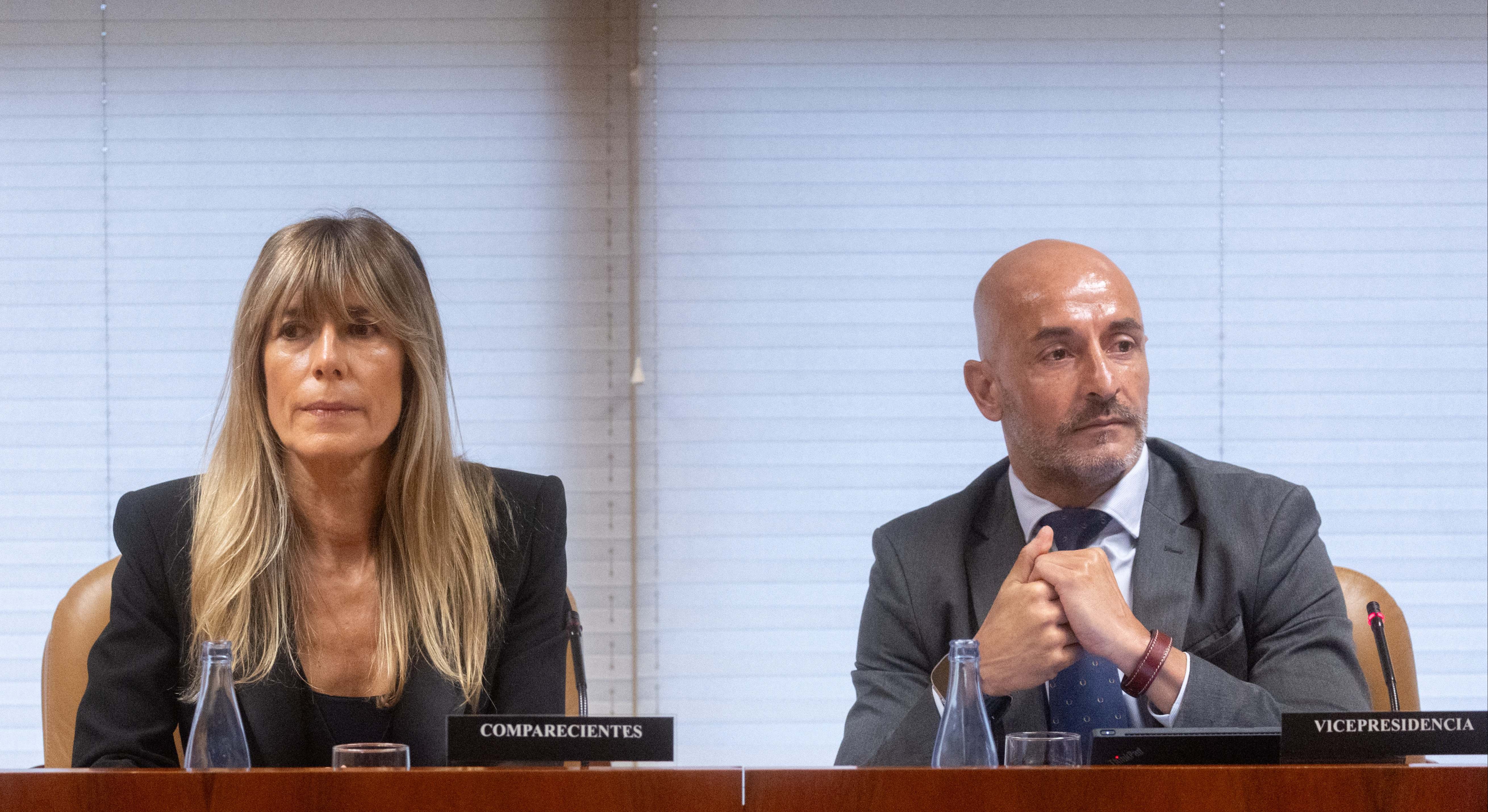 Jesús Celada, junto a Begoña Gómez en la comisión de la Asamblea.