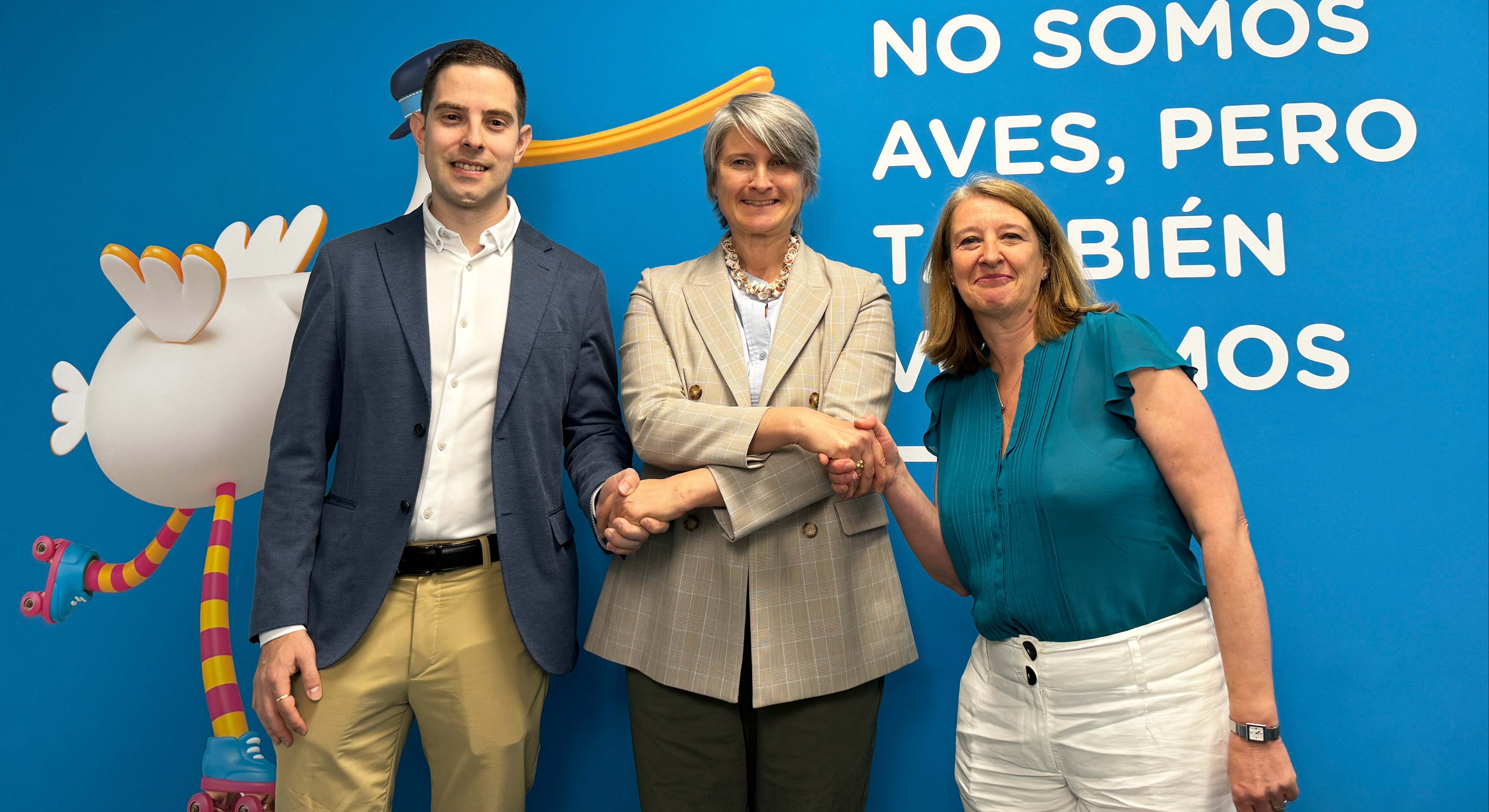 Hélène Valenzuela, directora de Ouigo España (Centro), refrenda el acuerdo con los sindicatos. 