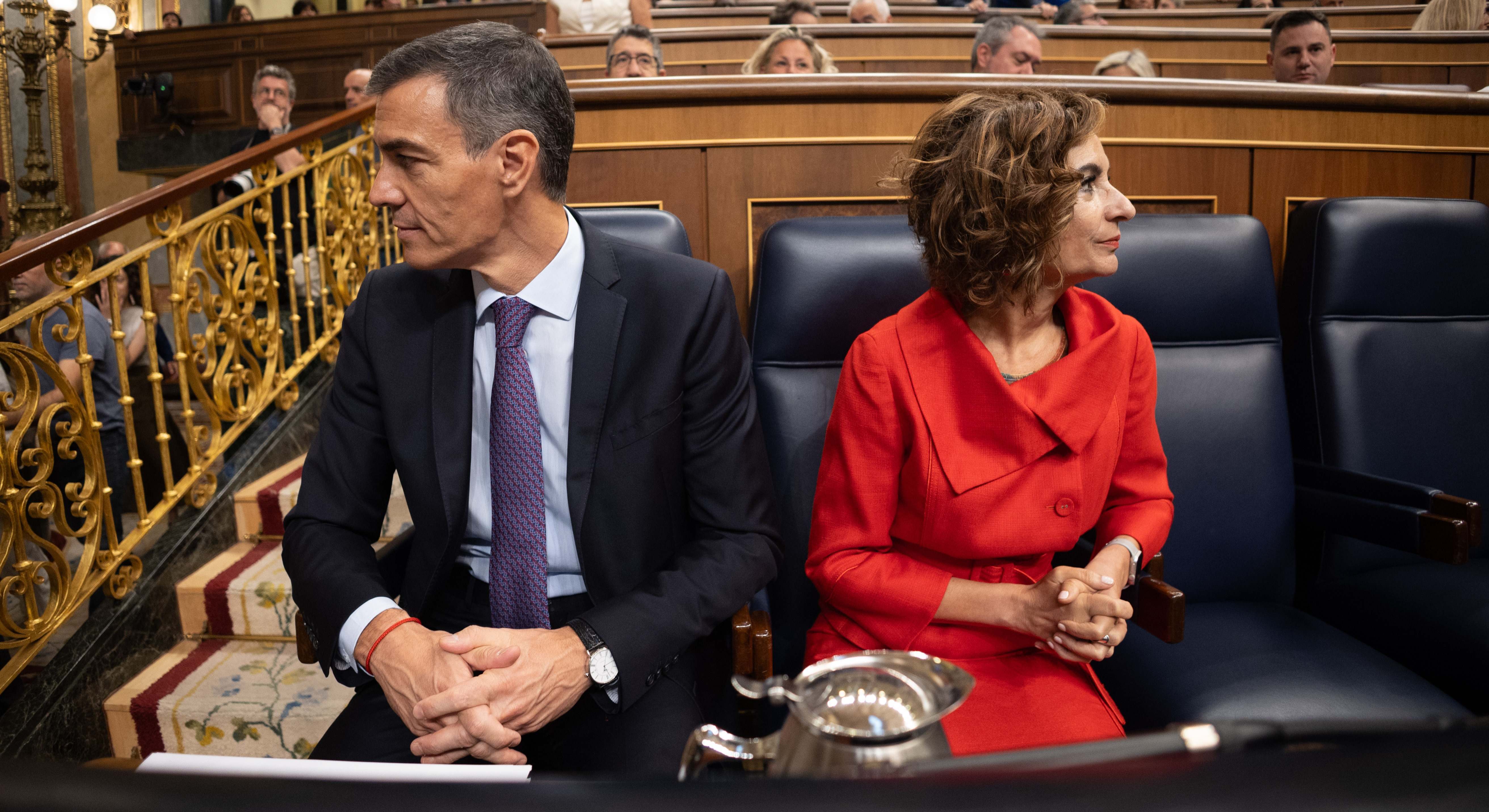 El presidente del Gobierno, Pedro Sánchez y la vicepresidenta primera y ministra de Hacienda, María Jesús Montero