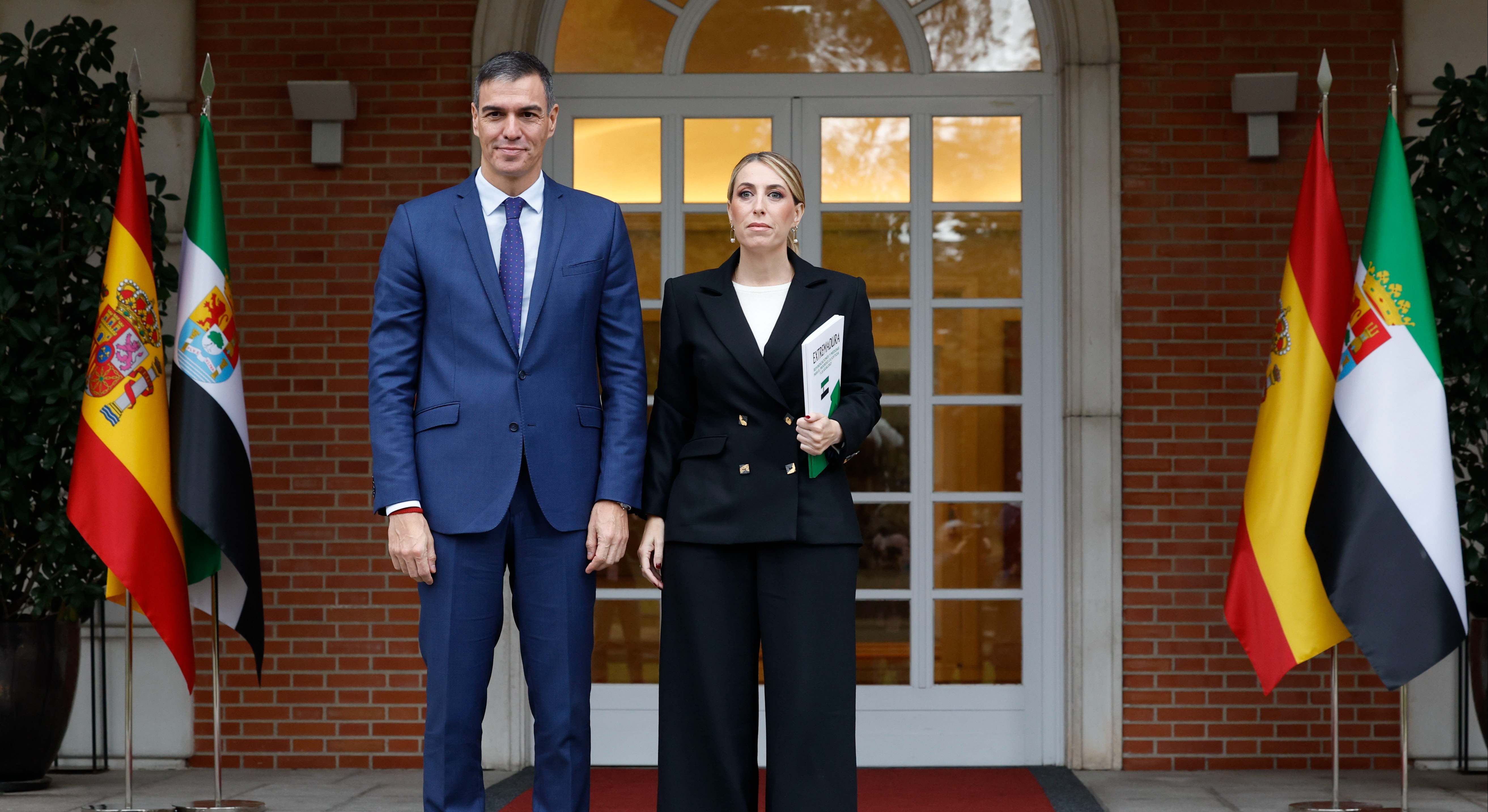 María Guardiola, presidenta de Extremadura, junto al presidente del Gobierno, Pedro Sánchez