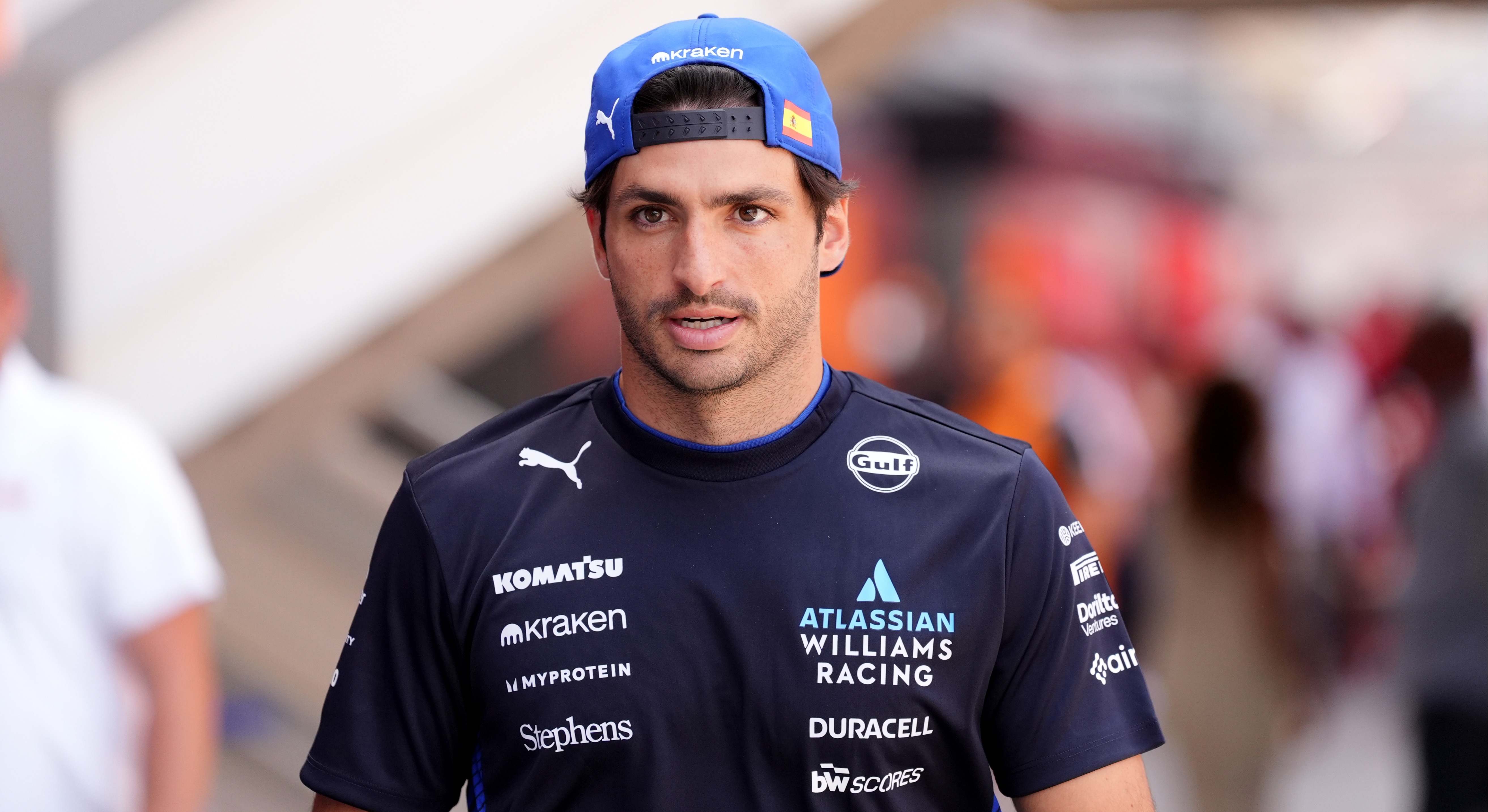 Carlos Sainz, piloto de Williams, llegando al circuito de Barcelona-Catalunya para el GP de España 2025 de Fórmula 1
