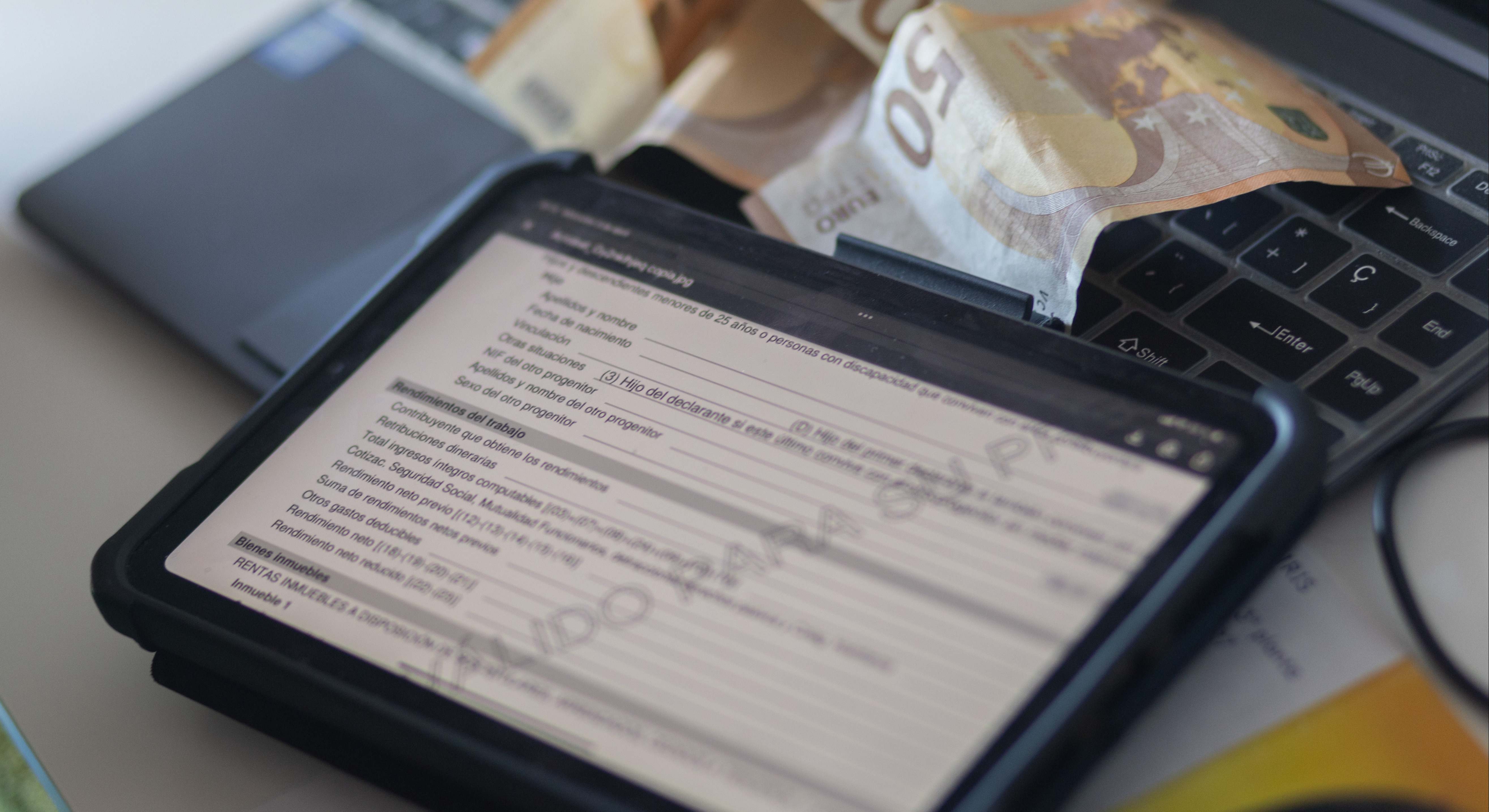 Imagen de recurso de un borrador de la Renta en una 'tablet'.