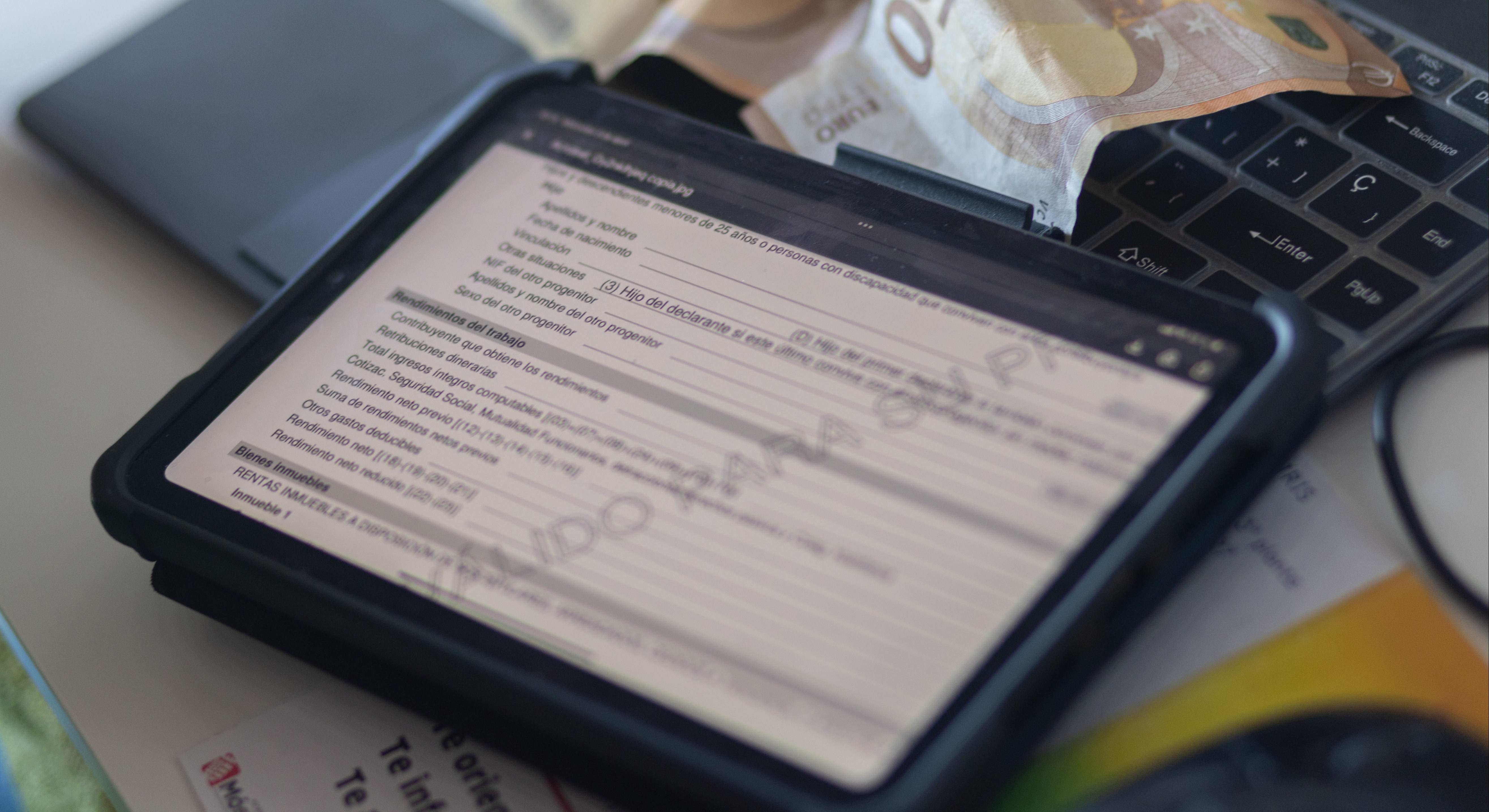 Imagen de recurso de una tablet con la declaración de la Renta.